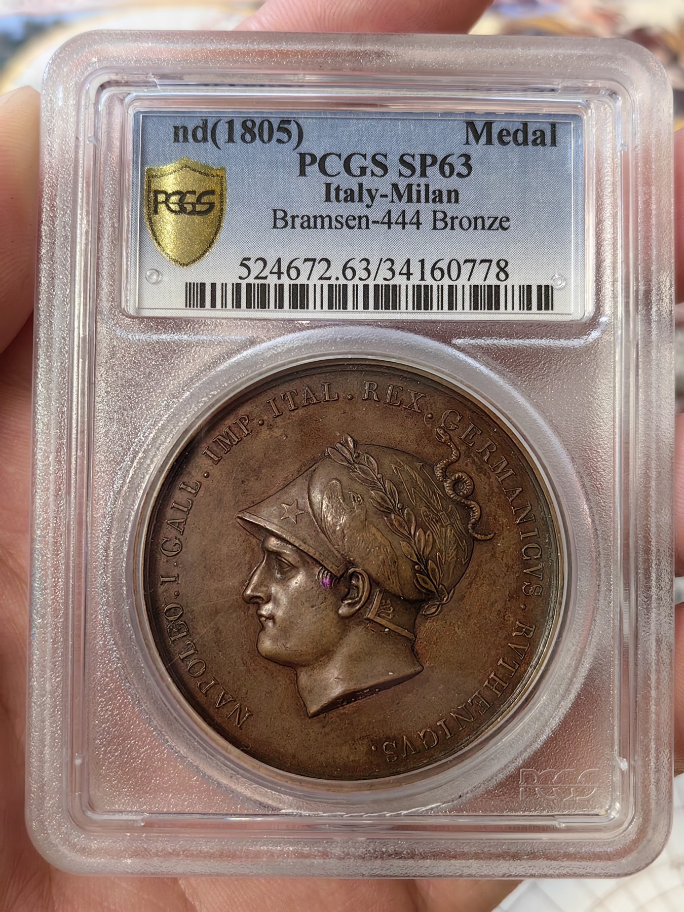 橡树集藏-006场 海纳百川 1805年法国拿破仑一世铜样章，pcgs-SP63。意大利米兰版本。数据库唯一亚军分，少见。攻占维也纳，原铸铜样章，42mm。超高浮雕加厚盒子，状态极佳，实物极美。正面:拿皇头戴月桂冠和柯林斯式头盔装饰有鹰和霹雳，冠饰蛇。背面:奥地利维也纳女神因首都被法军攻占，神情哀伤，有一种征服的快感。法兰西帝国拿破仑大帝的辉煌岁月，横扫欧洲。Vive La France！