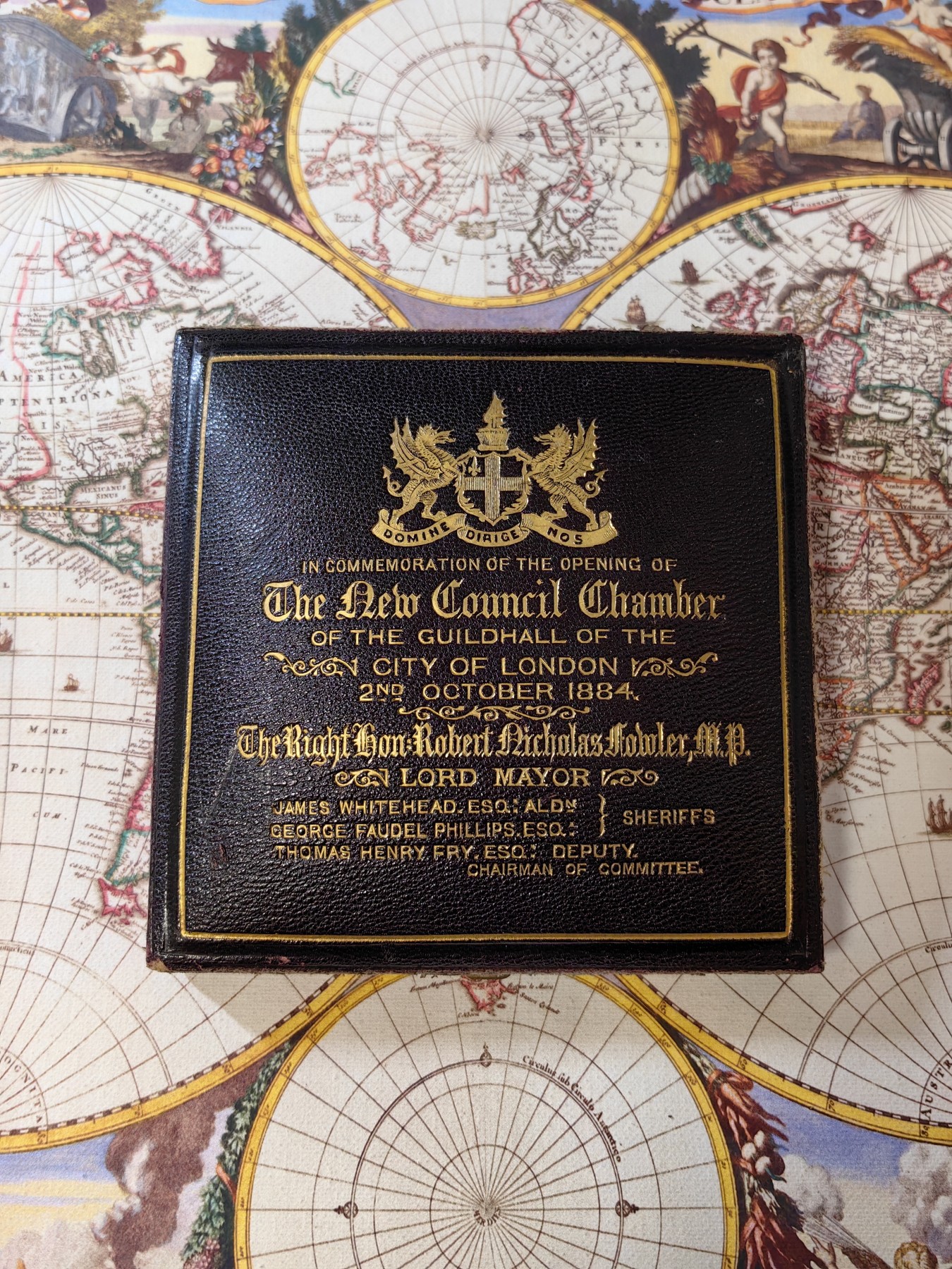 橡树集藏-006场 海纳百川 pcgs-sp67！ 1884年英国伦敦金融城系列 大不列颠市政厅铜牌新议会厅开幕，伦敦造币厂。作者：JS & AB Wyon。直径：77毫米。正面：伦迪尼亚，商业和治安法官出席，向她的议会发表讲话；背面：市政厅内景。这种高度复杂的反向设计显示出令人难以置信的雄伟，是任何大教堂和建筑相关奖牌的高级收藏者的必备品。丰富的红棕色表面，具有巨大的光泽度，令人叹为观止。附带原盒，插销损坏。