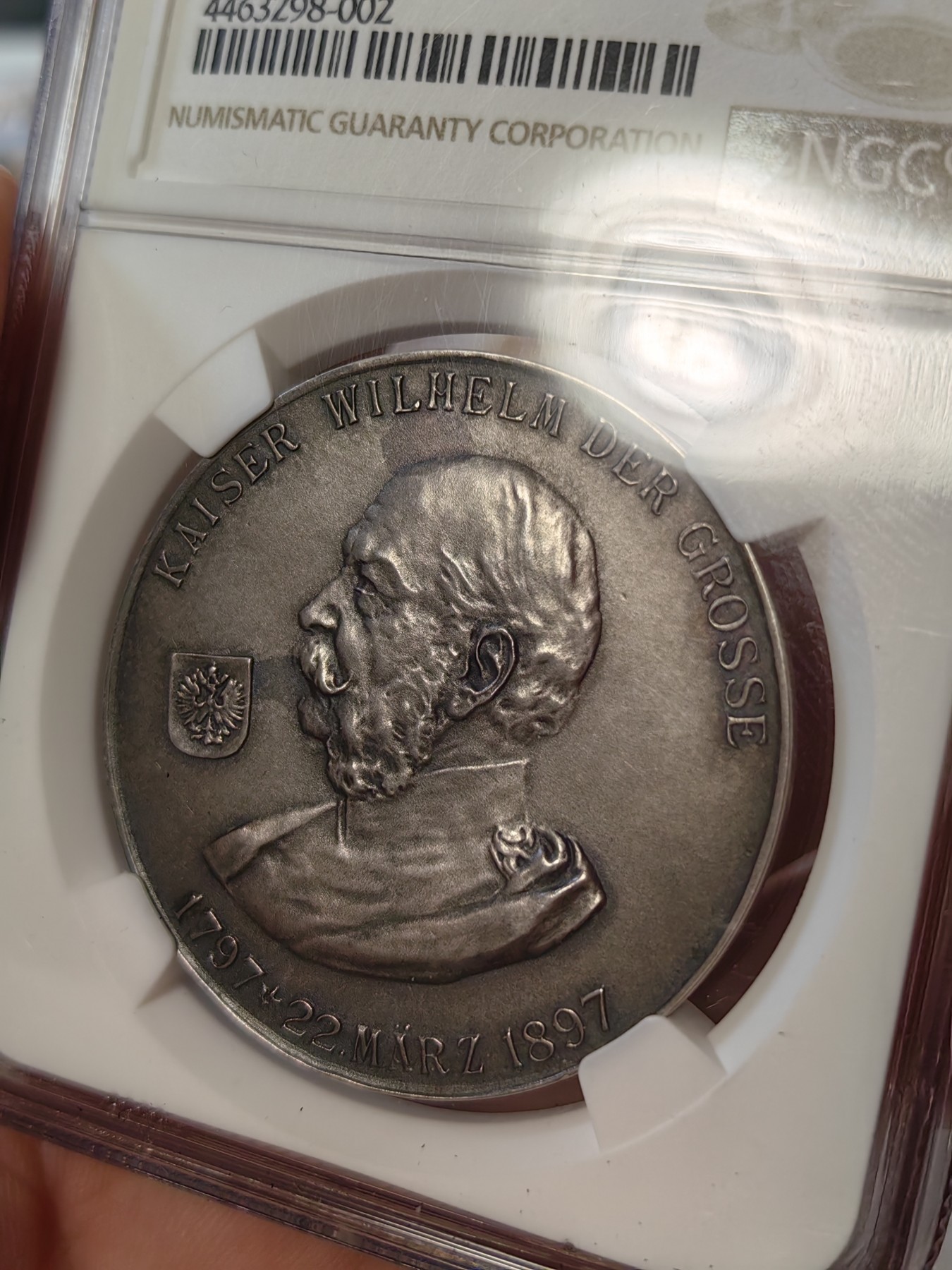 橡树集藏-006场 海纳百川 ngc-Ms63 1897年德国威廉一世银章，诞辰百年纪念，忠诚为国。双面灰彩包浆，浅浮雕设计。底板高点完美，实物低评。  正面戎装皇帝头像，铭文威廉大帝。背面一颗百年橡树，中间隔开，上书铭文: 你是帝国的中流砥柱，犹如橡树之躯干，坚定且忠诚， 造就独立之德国。 数据库唯一评级，冠军分。市面仅见，德国橡树题材币章大热门，可遇不可求。大尺寸银章，设计独特。