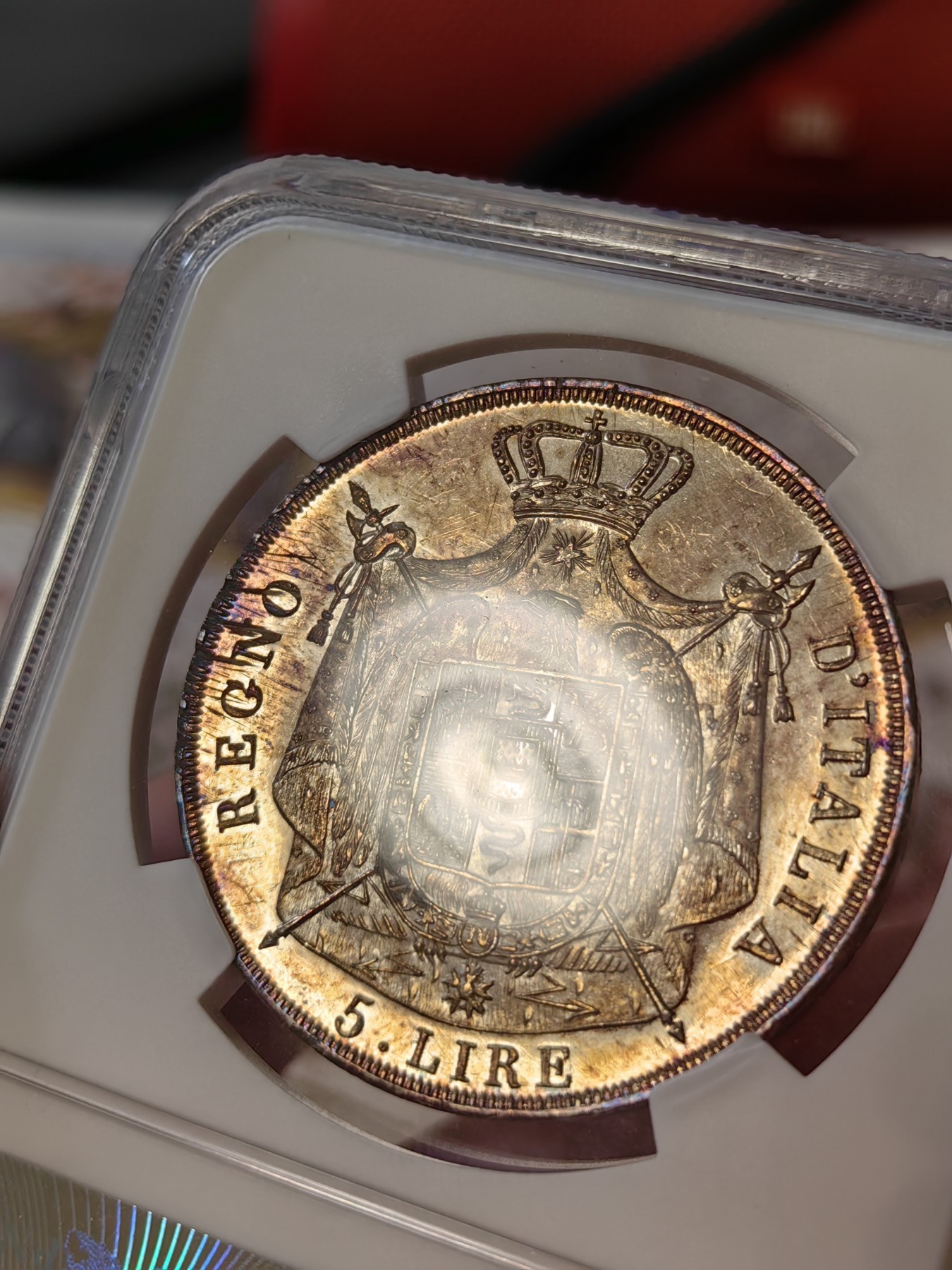 橡树集藏-006场 海纳百川 NGC-MS63 1814年意大利王国拿破仑5里拉大银币，万中无一的赤霞艳彩间中还有碧蓝点缀，背面帝国鹰徽加上类镜面底板霸气尽显。一代雄主，顶级设计。实物绝美，法系人不可错过的拿皇大银。