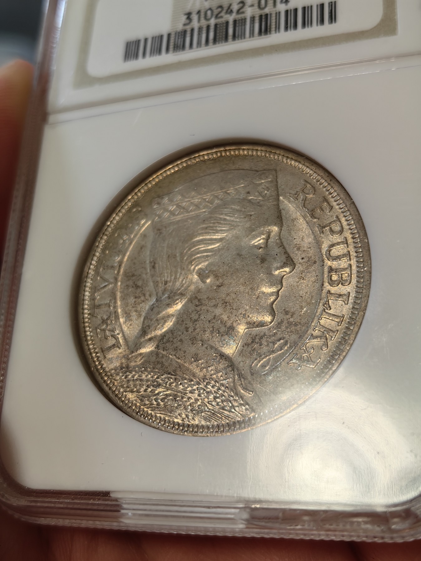 橡树集藏-006场 海纳百川 ngc-ms63 1931年拉脱维亚5里拉大银 谷物女神 黄油老包浆 滴水未下 ngc早期老盒严评 质量保证 实物状态极佳 热门品种 自藏品质 盒子右下角磕碰