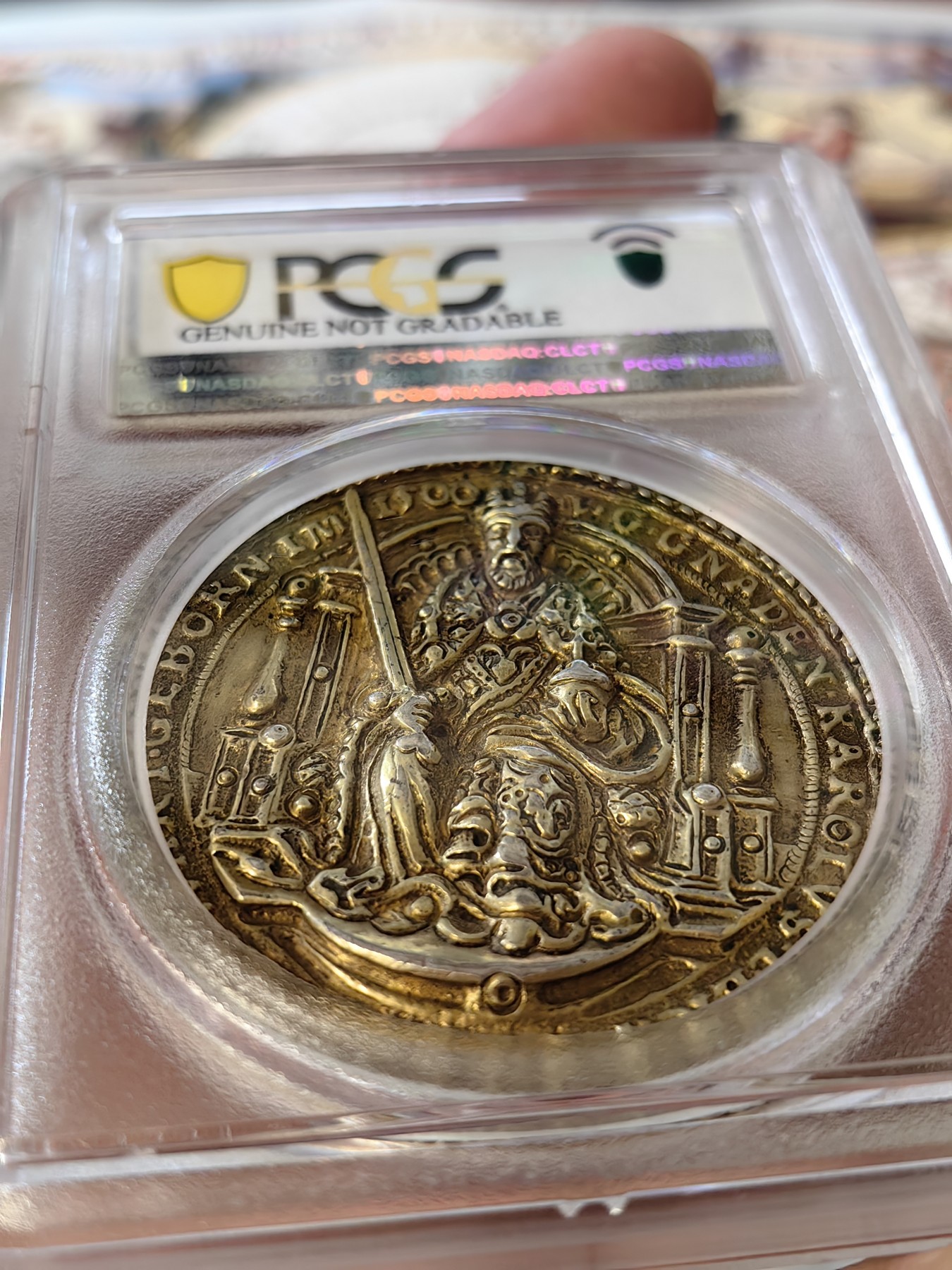 橡树集藏-006场 海纳百川 pcgs-sp genniue 1550年神圣罗马帝国银章 查理五世（西班牙查理一世）/耶稣基督铸造镀金银质奖章  正面：耶稣基督，身穿长袍，坐在华丽宝座的右侧，手持剑和宝珠。背面：查理，身着长袍，披着斗篷，头戴王冠，面朝华丽的王座而坐，手持宝剑和宝珠。为了强化君权神授的理念。四百多年的历史文物章，老精稀可遇不可求。高浮雕加厚盒。