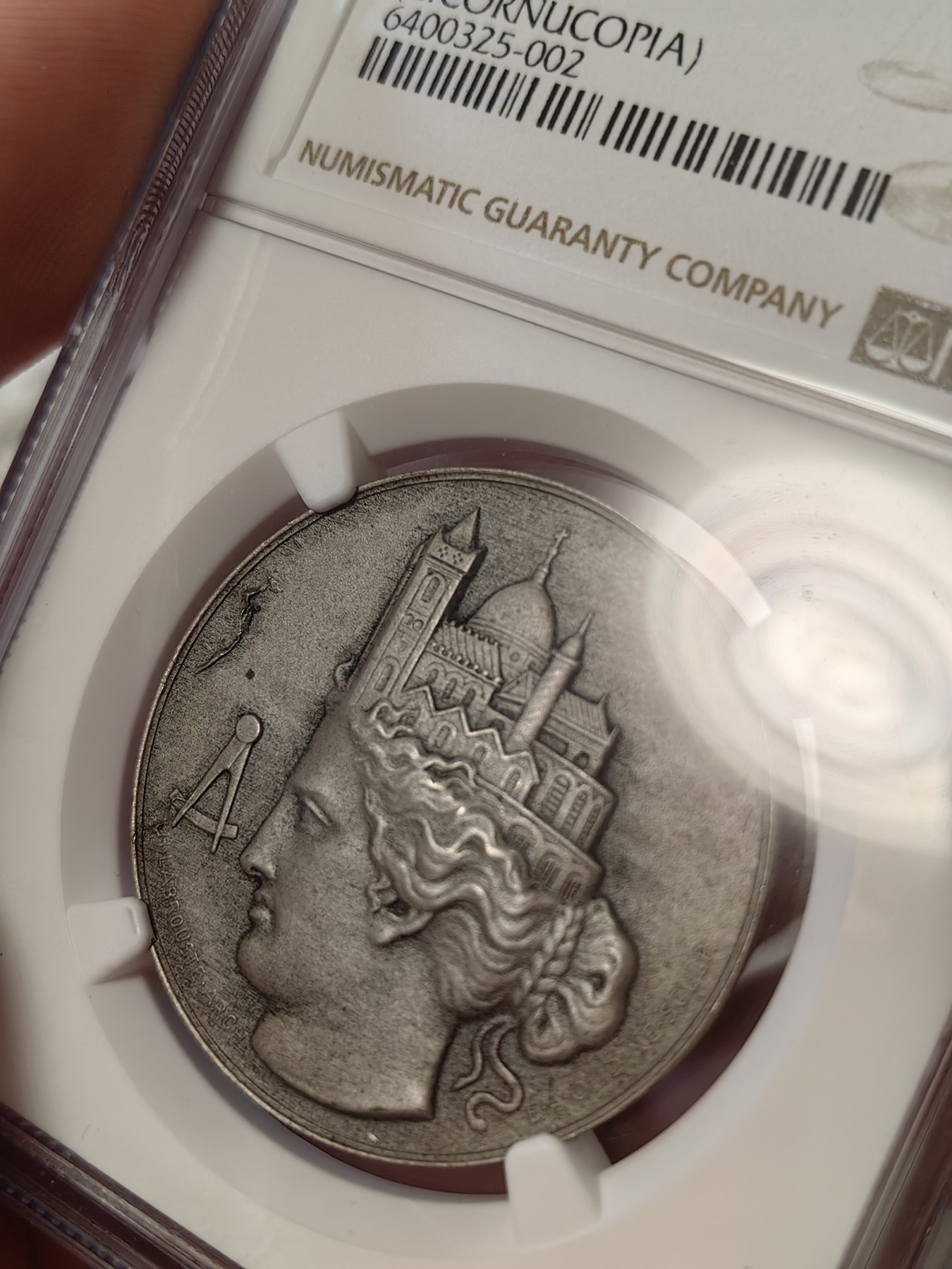 橡树集藏-006场 海纳百川 ngc-Ms63 1911年法国银章 建筑设计师协会 乌迪内作品 冠军分 智慧女神头顶修道院 上面还有十字架 细节爆表 高浮雕实物极美 丰饶角银标 灰彩包浆好状态 明显低评