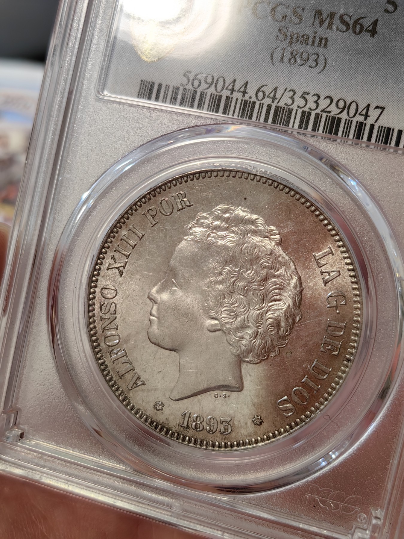 橡树集藏-006场 海纳百川 pcgs-Ms64 1893年西班牙5比塞塔大银币 阿方索十三世 爆炸头男童   数据库唯一冠军分，高分顶级品相，双面pl感十足，镜面感强烈。底板完美打制佳，双面深打，浮雕完美，头发丝丝入扣，实物绝美。车轮流银强霜光，西属大热门。可爱微笑男童，肥嘟嘟小脸。