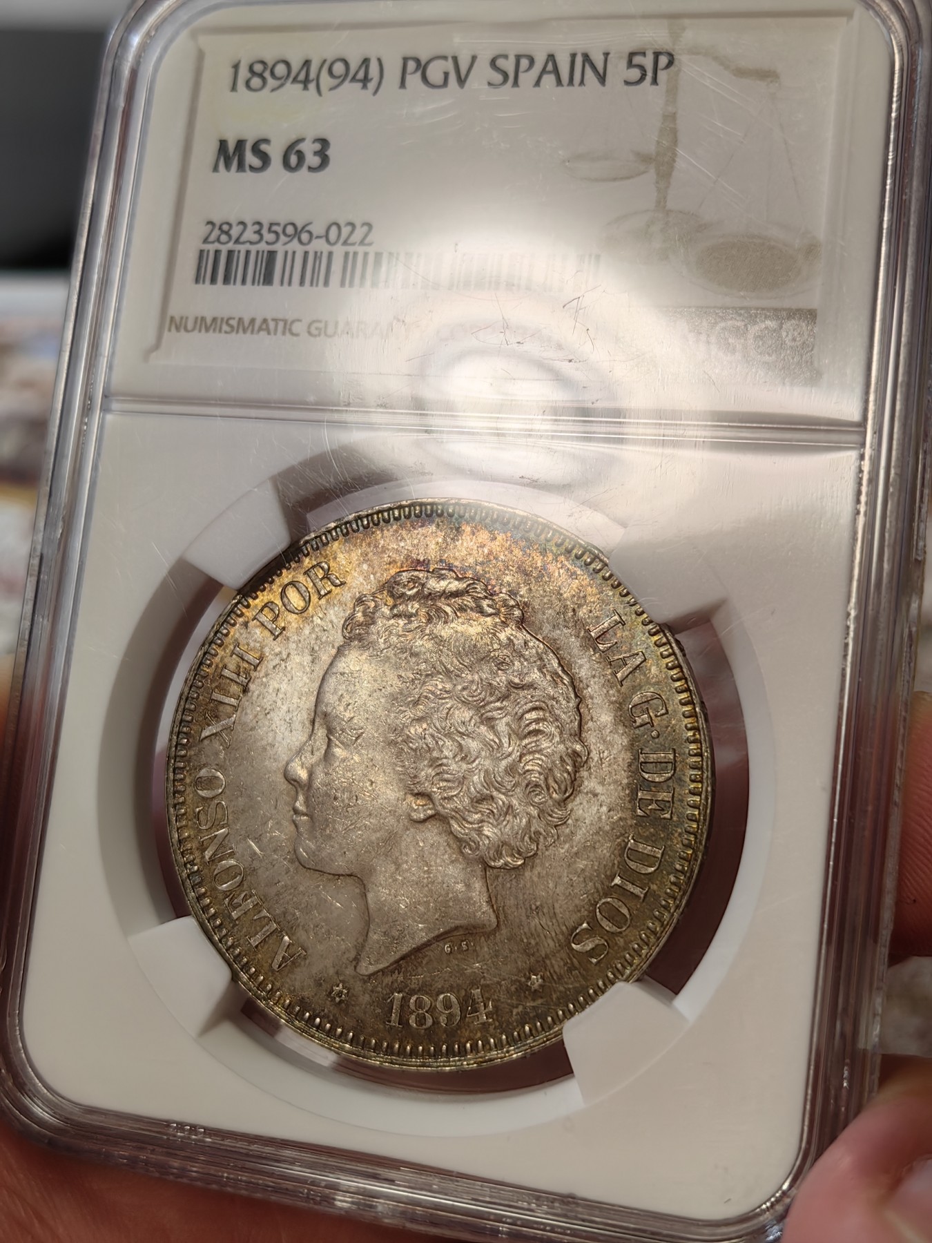 橡树集藏-006场 海纳百川 ngc-ms63 1894年西班牙5比塞塔双柱大银币 阿方索十三世 数据库亚军分 可爱的爆炸头男童 车轮原银霜光 欧陆黄油斑驳彩浆 流通币有此品相 实属不易 评级数量稀少 西班牙及西属钱币涨幅明显 大热门品种