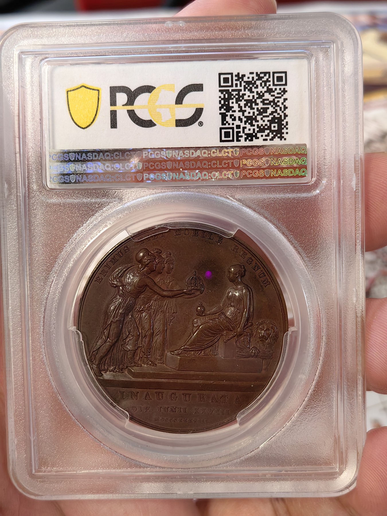 橡树集藏-006场 海纳百川 pcgs-SP64，1838年英国维多利亚女王加冕铜章，皇室官方章。顶级品相，铜色四溢，观感极佳，实物极美。伦敦造币厂，铸造量260枚，直径36mm。超高浮雕，细节令人惊叹，加厚盒。小维，yyds。一个高度充满活力的红棕色标本，表面有大量闪烁的光彩。皮斯特鲁奇操刀，他的代表作：圣乔治屠龙和滑铁卢战役纪念章。天才人物，少年有为。直到今天，女王伊丽莎白二世的主权金币上，还刻着由他设计的圣乔治屠龙形象～