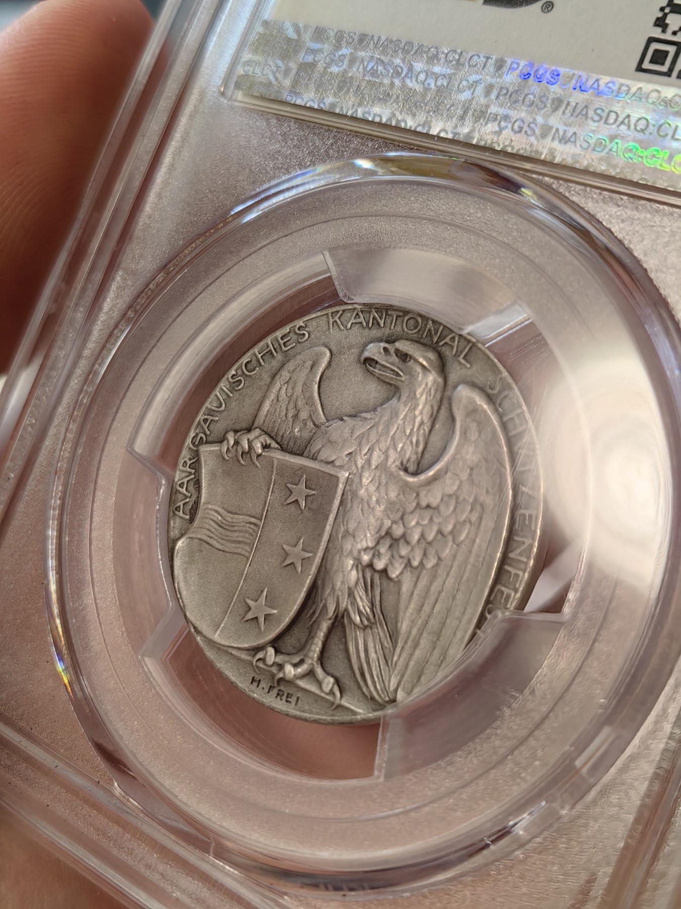 橡树集藏-006场 海纳百川 PCGS-sp64 1908年瑞士阿尔高州阿劳射击节 正面：风格化的鹰面向左，右爪握着阿尔高之盾；背面：威廉泰尔的小儿子，面向左侧，高举着被箭刺穿的苹果。新兴现代主义风格的迷人奖章。在里克特书中被列为“稀有”。铸造量仅293枚。