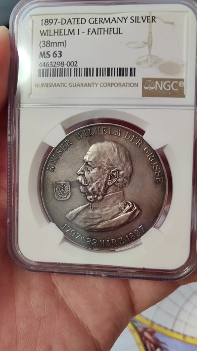 橡树集藏-006场 海纳百川 ngc-Ms63 1897年德国威廉一世银章，诞辰百年纪念，忠诚为国。双面灰彩包浆，浅浮雕设计。底板高点完美，实物低评。  正面戎装皇帝头像，铭文威廉大帝。背面一颗百年橡树，中间隔开，上书铭文: 你是帝国的中流砥柱，犹如橡树之躯干，坚定且忠诚， 造就独立之德国。 数据库唯一评级，冠军分。市面仅见，德国橡树题材币章大热门，可遇不可求。大尺寸银章，设计独特。