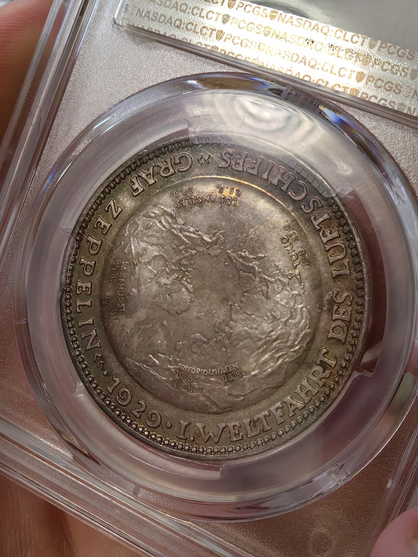 橡树集藏-006场 海纳百川 pcgs-sp66 (Kaiser-511、加字版),魏玛共和国1929，齐拍林飞艇环游世界纪念银章，顶级高分，五彩镜面，背面为标注“洛杉矶”“东京”等地名的高浮雕地球图案。