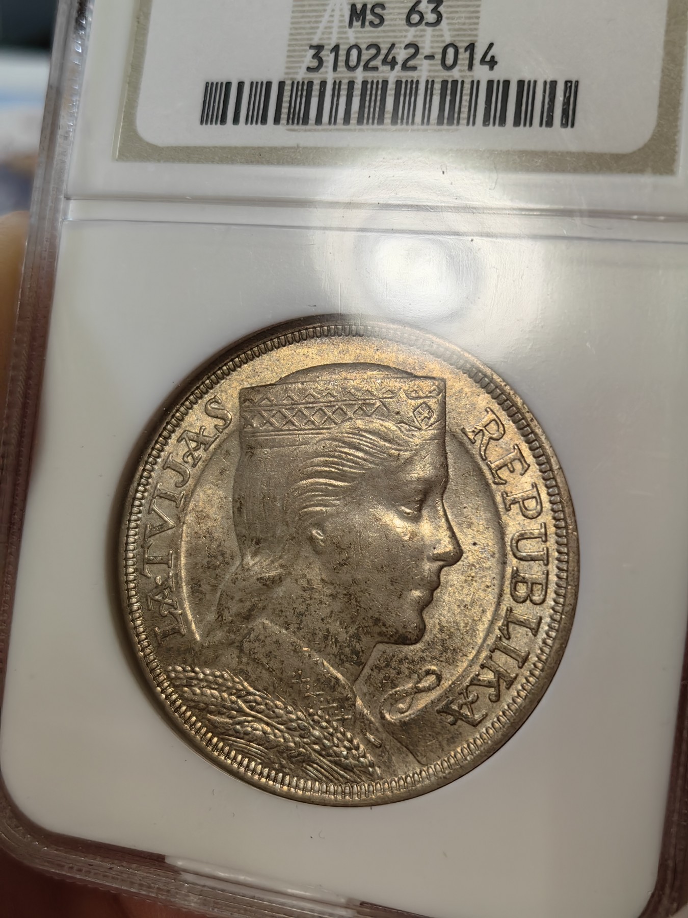 橡树集藏-006场 海纳百川 ngc-ms63 1931年拉脱维亚5里拉大银 谷物女神 黄油老包浆 滴水未下 ngc早期老盒严评 质量保证 实物状态极佳 热门品种 自藏品质 盒子右下角磕碰