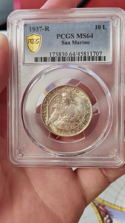 橡树集藏-006场 海纳百川 pcgs-ms64 1937年圣马力诺10里拉银币 持剑圣女手托皇冠，英姿飒爽，打制压印十足，黄油包浆转光美丽，赏心悦目。热门女神题材，不可多得。