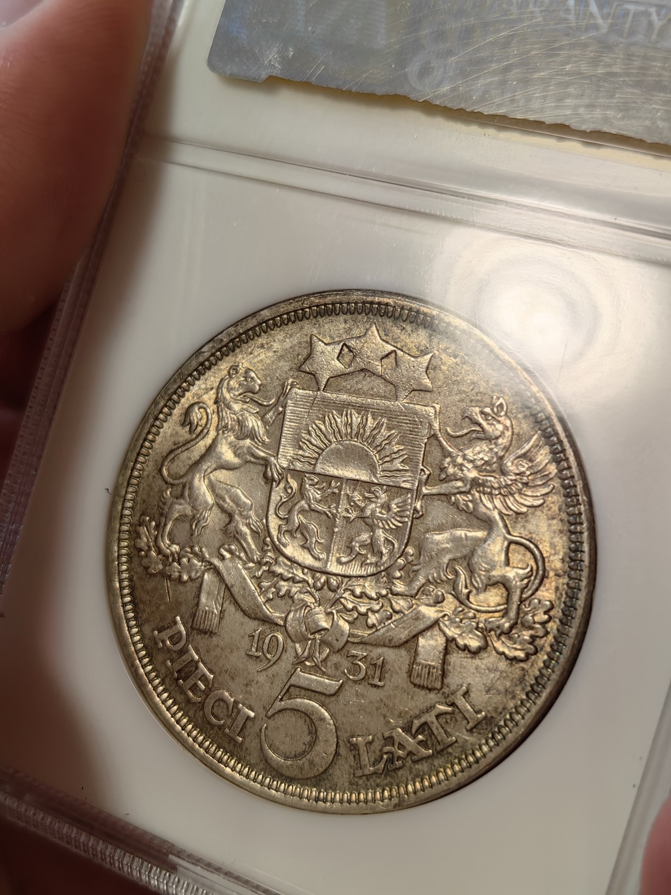 橡树集藏-006场 海纳百川 ngc-ms63 1931年拉脱维亚5里拉大银 谷物女神 黄油老包浆 滴水未下 ngc早期老盒严评 质量保证 实物状态极佳 热门品种 自藏品质 盒子右下角磕碰