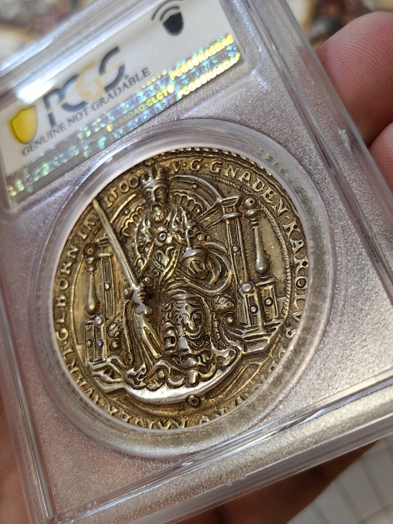 橡树集藏-006场 海纳百川 pcgs-sp genniue 1550年神圣罗马帝国银章 查理五世（西班牙查理一世）/耶稣基督铸造镀金银质奖章  正面：耶稣基督，身穿长袍，坐在华丽宝座的右侧，手持剑和宝珠。背面：查理，身着长袍，披着斗篷，头戴王冠，面朝华丽的王座而坐，手持宝剑和宝珠。为了强化君权神授的理念。四百多年的历史文物章，老精稀可遇不可求。高浮雕加厚盒。
