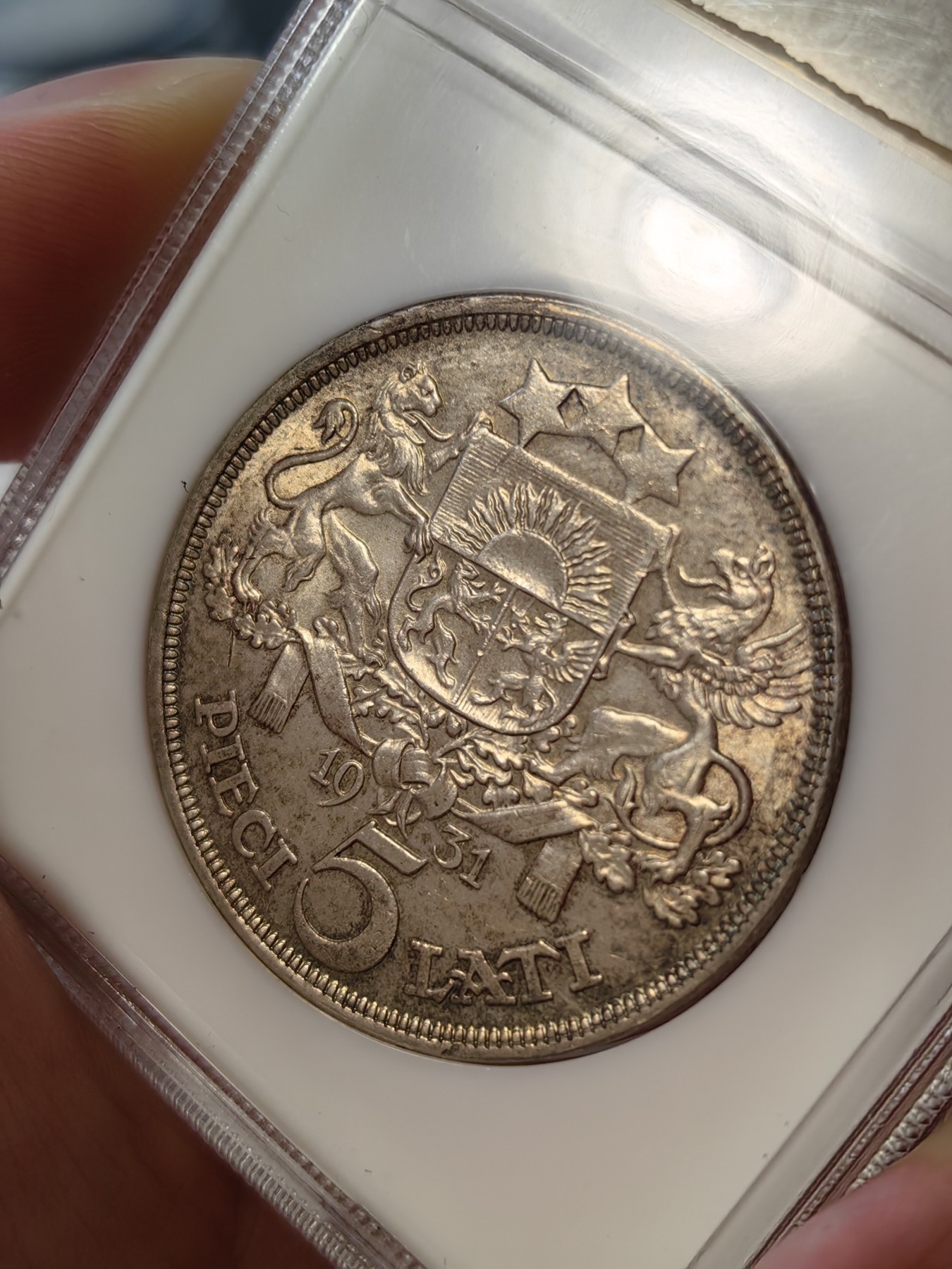 橡树集藏-006场 海纳百川 ngc-ms63 1931年拉脱维亚5里拉大银 谷物女神 黄油老包浆 滴水未下 ngc早期老盒严评 质量保证 实物状态极佳 热门品种 自藏品质 盒子右下角磕碰