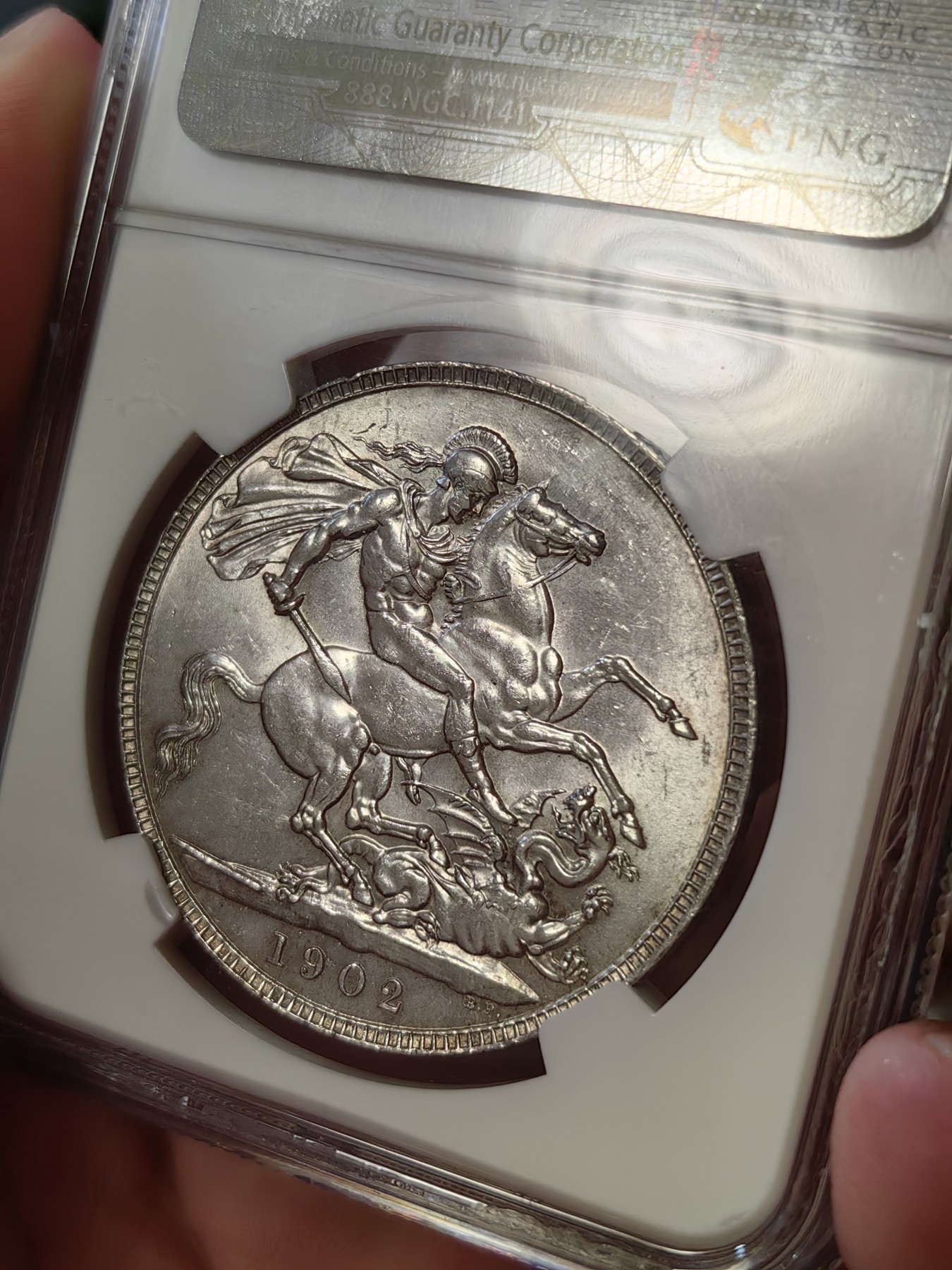 橡树集藏-006场 海纳百川 ngc-MS63 1902年爱七马剑，爱七马剑只在1902独年发行，铸造量不多，分普制和精制两种。市面上相同分数的好品相爱七普制比精制要难找一些，价格也高一些。