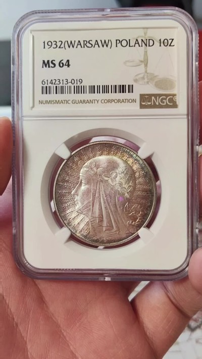 橡树集藏-006场 海纳百川 ngc-Ms64 1932年波兰10兹罗提大银币 雅德维加女皇  亚军分，上面只有一个65，究极难找的高分品种，可遇不可求。此枚的彩色包浆绝美，同分中的top～  64分极为难得，顶级状态，炫彩包浆，实物绝美。强车轮流银霜光，大美人一个，人称波兰尼姑头。雅德维加是波兰国王和立陶宛公爵夫人，出身于安茹-西西里王朝，圣雅德维加。25岁便英年早逝，最美的年华，Young Lady Queen～