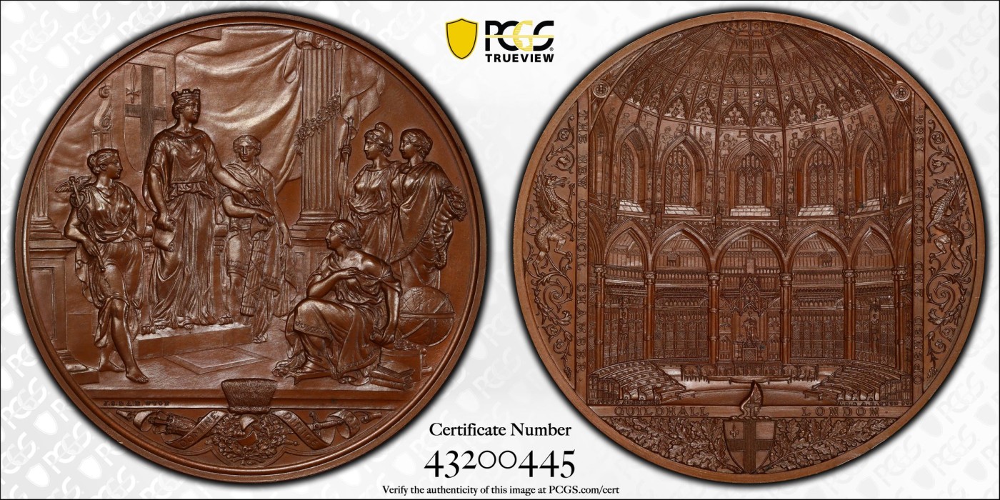 橡树集藏-006场 海纳百川 pcgs-sp67！ 1884年英国伦敦金融城系列 大不列颠市政厅铜牌新议会厅开幕，伦敦造币厂。作者：JS & AB Wyon。直径：77毫米。正面：伦迪尼亚，商业和治安法官出席，向她的议会发表讲话；背面：市政厅内景。这种高度复杂的反向设计显示出令人难以置信的雄伟，是任何大教堂和建筑相关奖牌的高级收藏者的必备品。丰富的红棕色表面，具有巨大的光泽度，令人叹为观止。附带原盒，插销损坏。