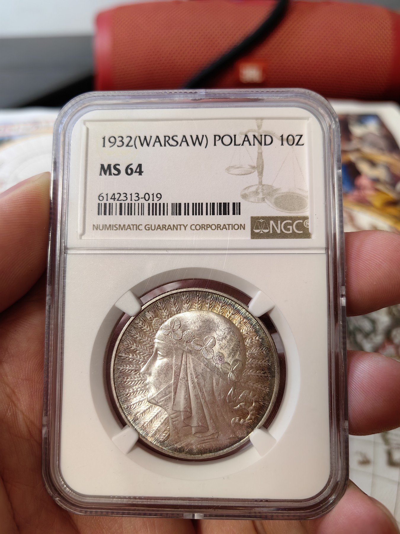 橡树集藏-006场 海纳百川 ngc-Ms64 1932年波兰10兹罗提大银币 雅德维加女皇  亚军分，上面只有一个65，究极难找的高分品种，可遇不可求。此枚的彩色包浆绝美，同分中的top～  64分极为难得，顶级状态，炫彩包浆，实物绝美。强车轮流银霜光，大美人一个，人称波兰尼姑头。雅德维加是波兰国王和立陶宛公爵夫人，出身于安茹-西西里王朝，圣雅德维加。25岁便英年早逝，最美的年华，Young Lady Queen～