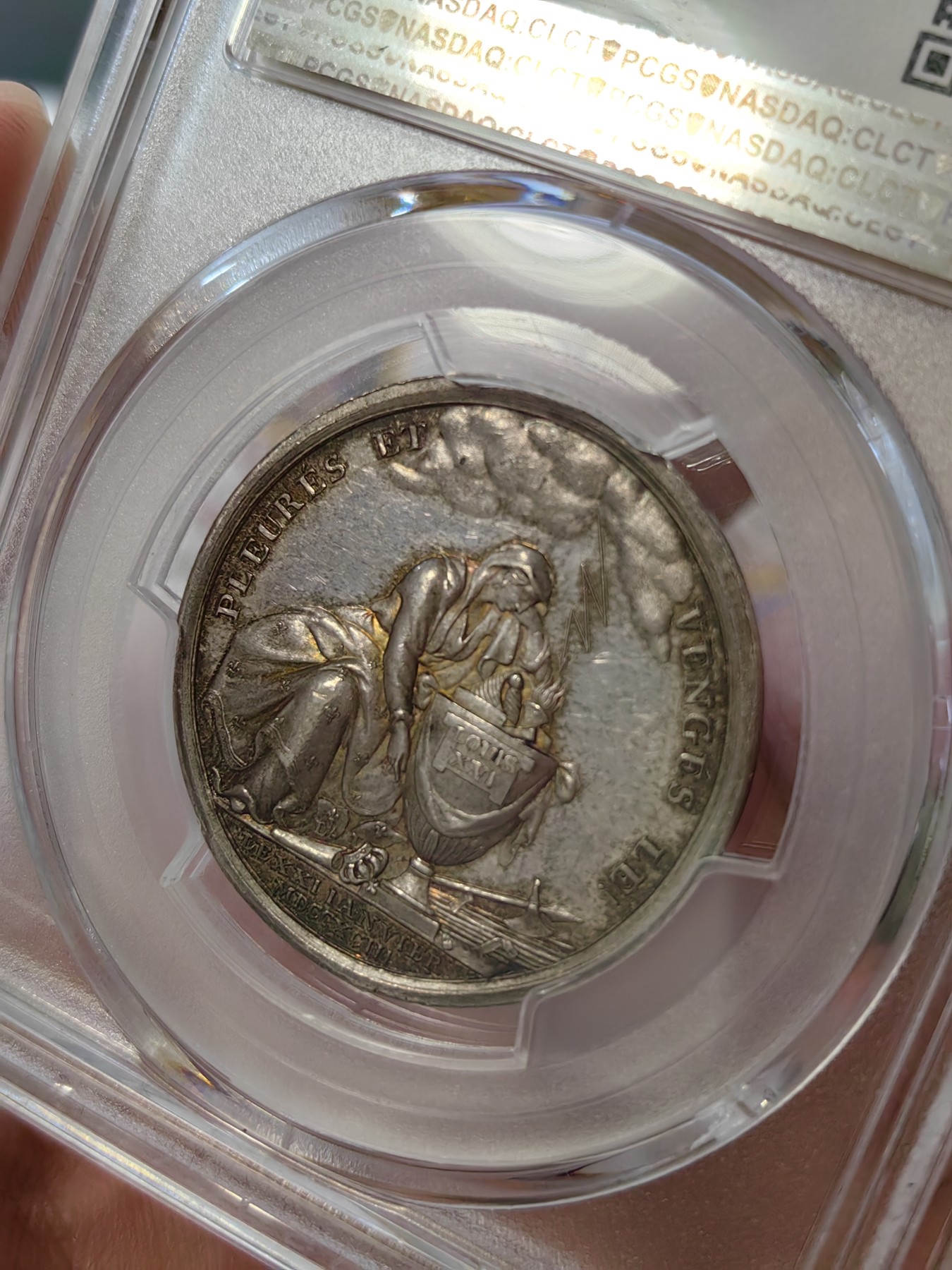 橡树集藏-006场 海纳百川 pcgs-SP61 1789年法国路易十六银章 纪念其被处决 命丧断头台 冠军分 为了美利坚独立 倾其所有 真正的美国国父 loos作品 柏林造币厂 邻国普鲁士制造的有趣的同情作品 隔岸观火 看热闹不嫌事大 贱兮兮 正面是法国国王路易十六头戴荆棘王冠 铭文被叛军杀害 背面是法兰西女神靠在骨灰盒上 指着倒下的王冠 背景是电闪雷鸣暴风雨 法西斯权杖倒地 铭文哀悼并为国王报仇