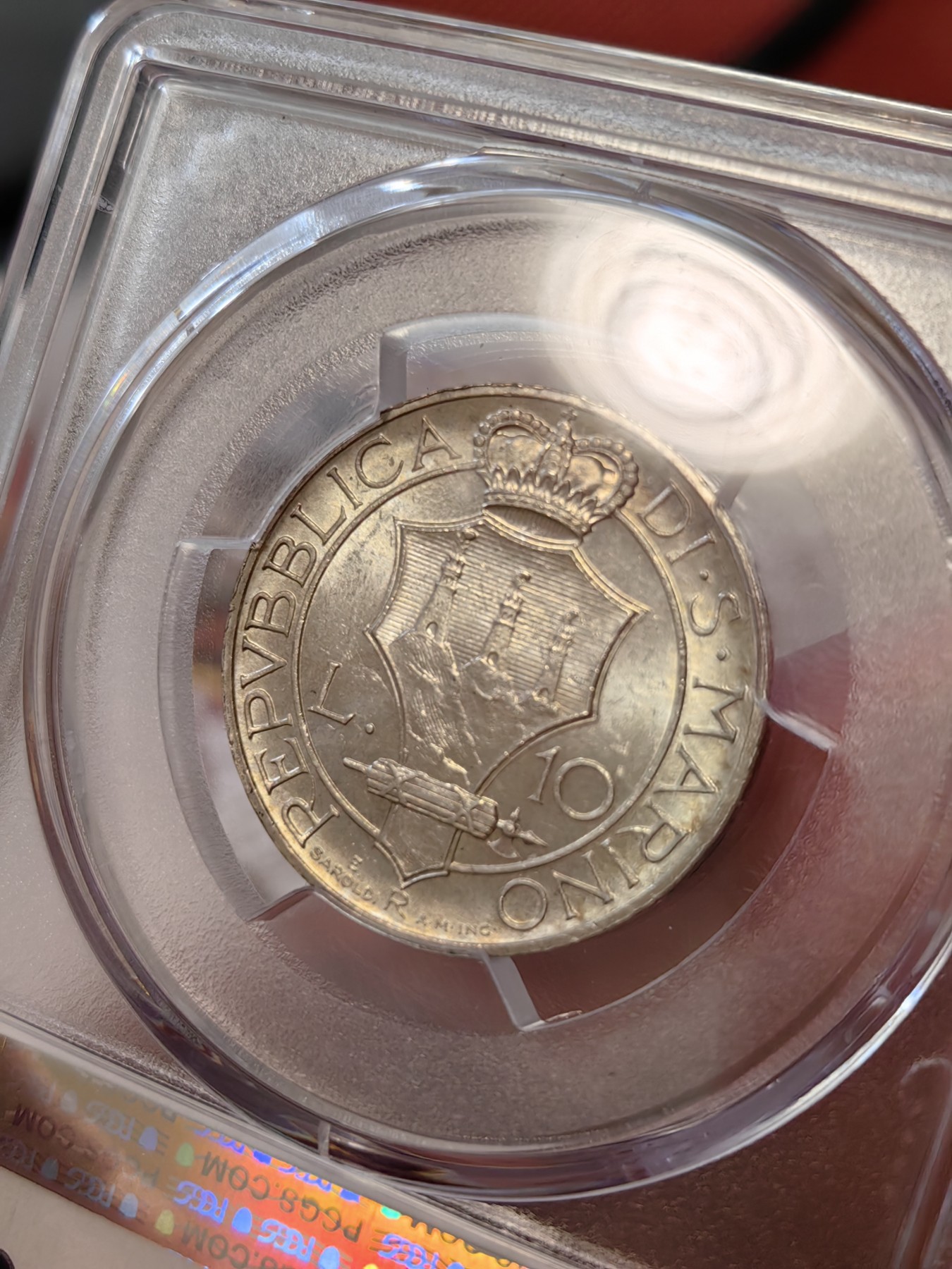 橡树集藏-006场 海纳百川 pcgs-ms64 1937年圣马力诺10里拉银币 持剑圣女手托皇冠，英姿飒爽，打制压印十足，黄油包浆转光美丽，赏心悦目。热门女神题材，不可多得。
