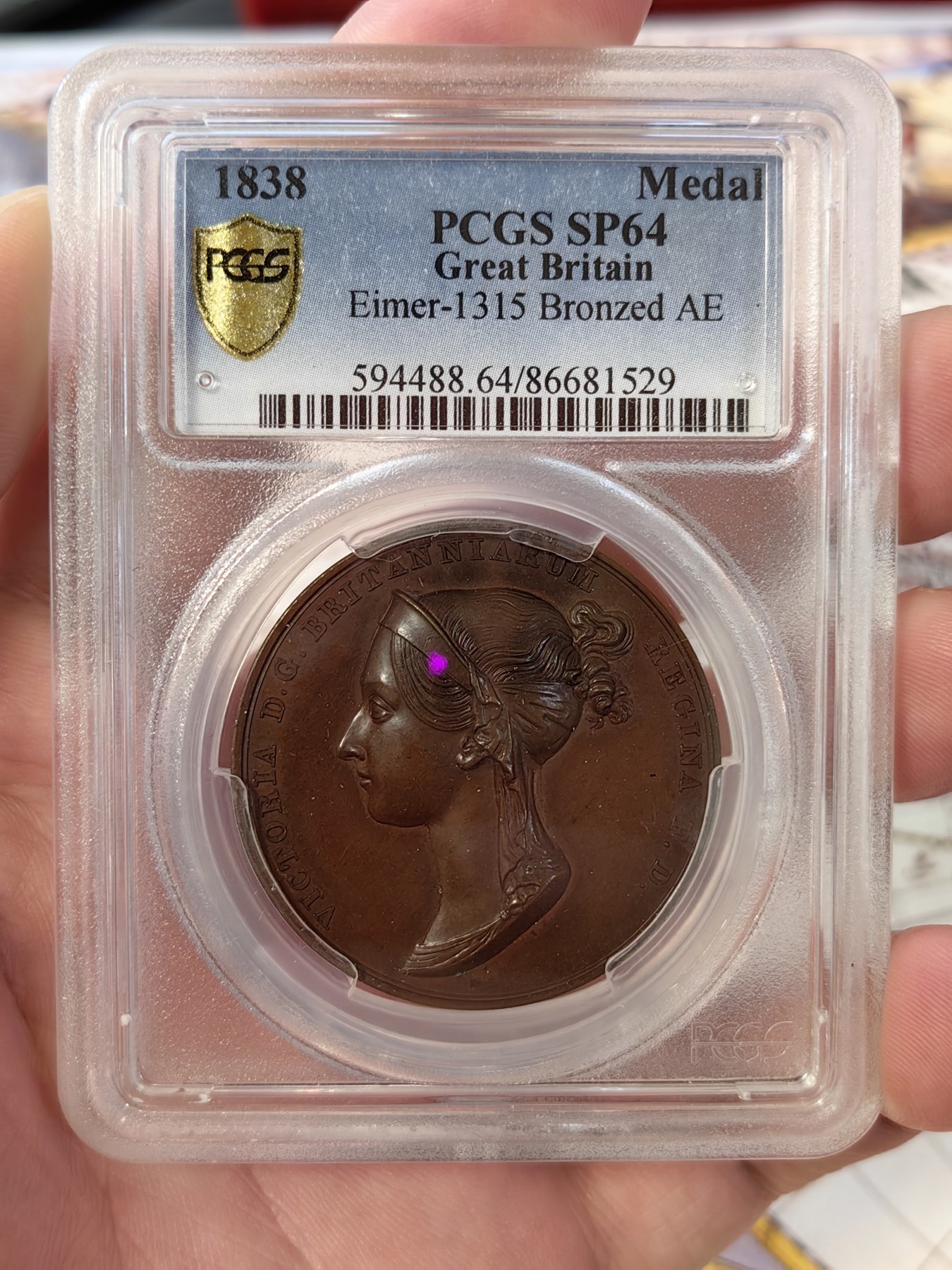 橡树集藏-006场 海纳百川 pcgs-SP64，1838年英国维多利亚女王加冕铜章，皇室官方章。顶级品相，铜色四溢，观感极佳，实物极美。伦敦造币厂，铸造量260枚，直径36mm。超高浮雕，细节令人惊叹，加厚盒。小维，yyds。一个高度充满活力的红棕色标本，表面有大量闪烁的光彩。皮斯特鲁奇操刀，他的代表作：圣乔治屠龙和滑铁卢战役纪念章。天才人物，少年有为。直到今天，女王伊丽莎白二世的主权金币上，还刻着由他设计的圣乔治屠龙形象～