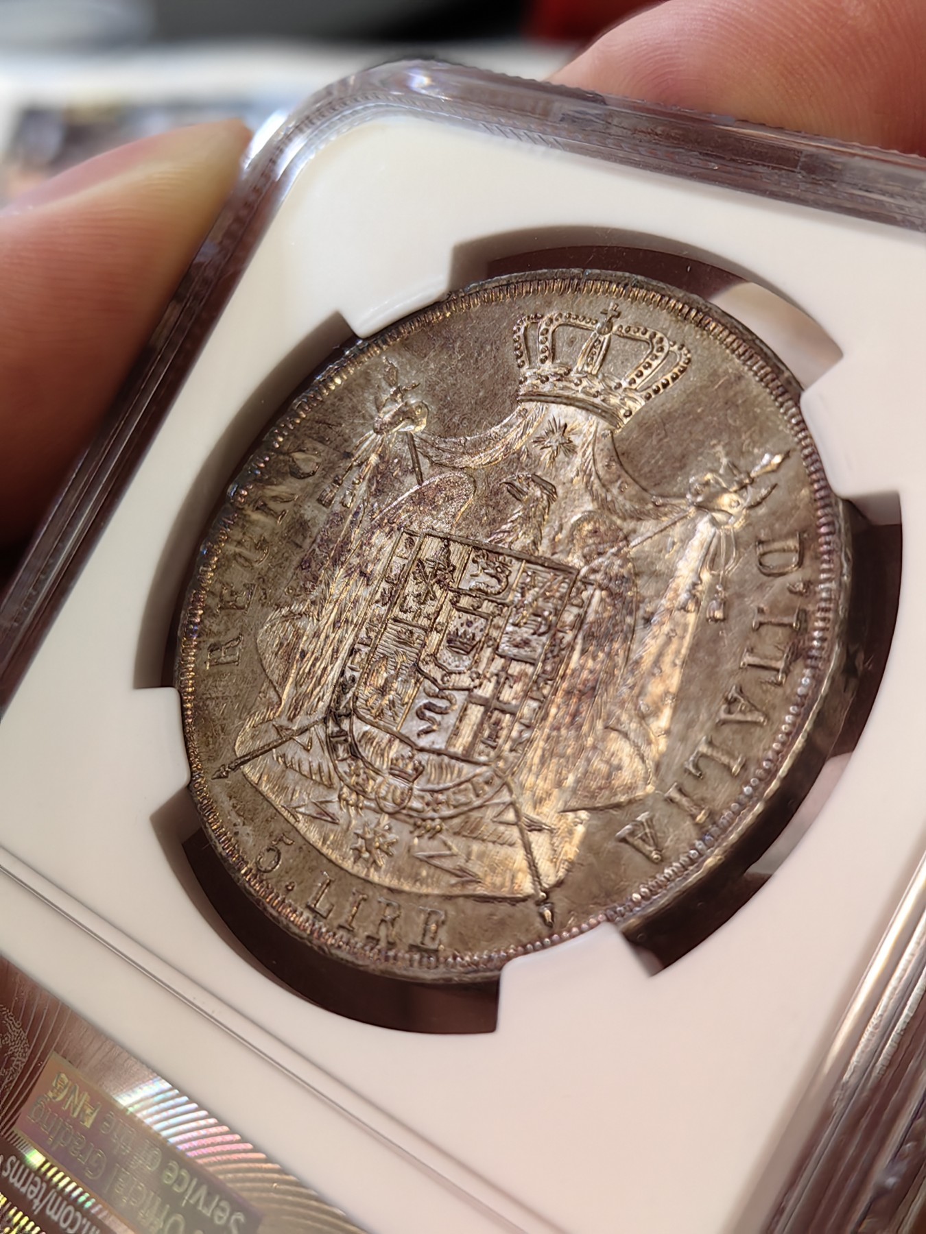 橡树集藏-006场 海纳百川 NGC-MS63 1814年意大利王国拿破仑5里拉大银币，万中无一的赤霞艳彩间中还有碧蓝点缀，背面帝国鹰徽加上类镜面底板霸气尽显。一代雄主，顶级设计。实物绝美，法系人不可错过的拿皇大银。