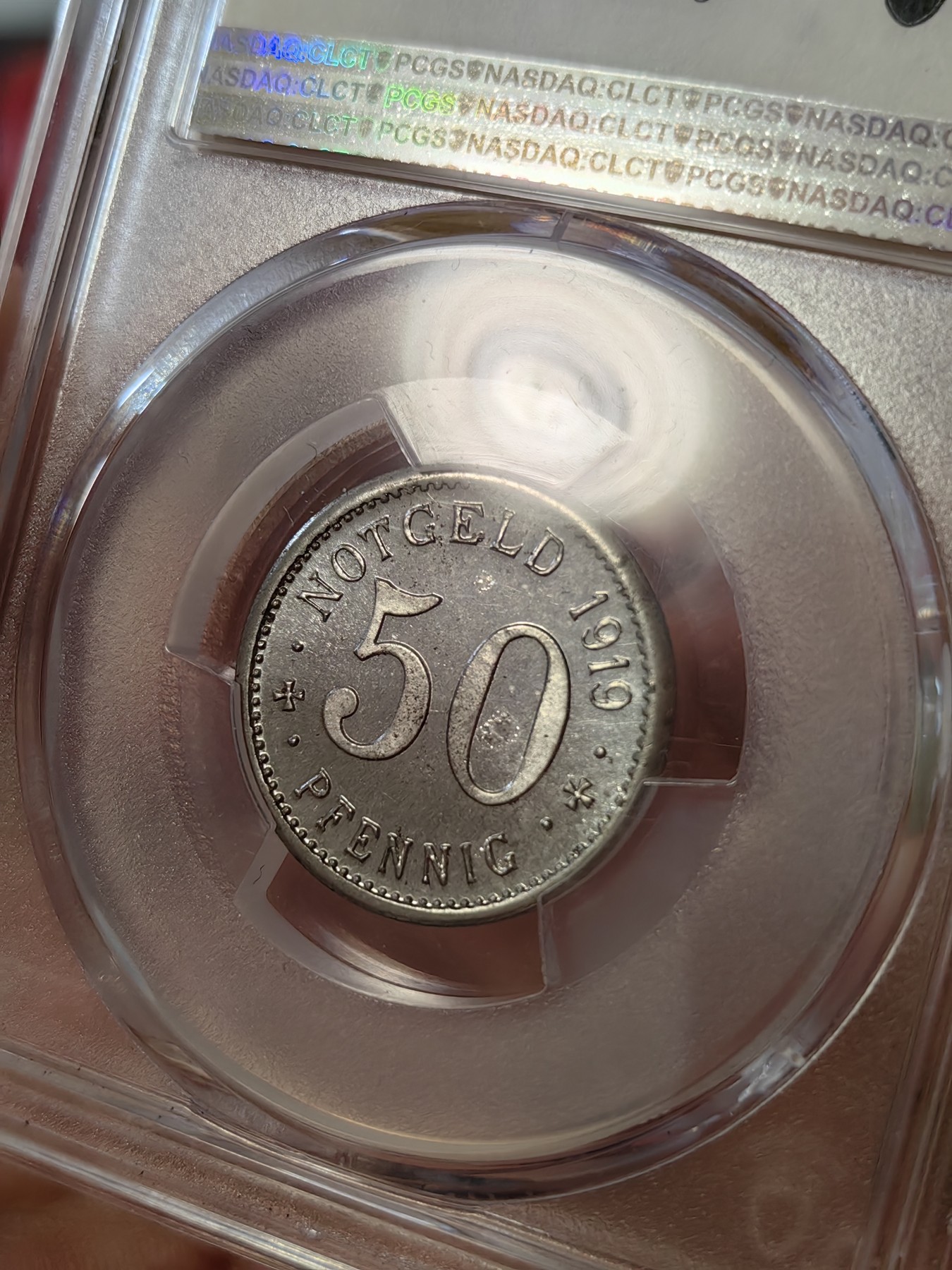 橡树集藏-006场 海纳百川 pcgs-Ms65，德国紧急状态时期50芬尼铁币，数据库唯一记录，冠军分顶级品。大名誉品种。双面1919，极为罕见的铁质洞熊，打制深骏，状态极佳。背面pl感强烈，小镜子。铁币能有此工艺极为难得。 双面1919是洞熊这个品种的大珍，发行量只有150枚左右。此枚市面仅见，可遇不可求～