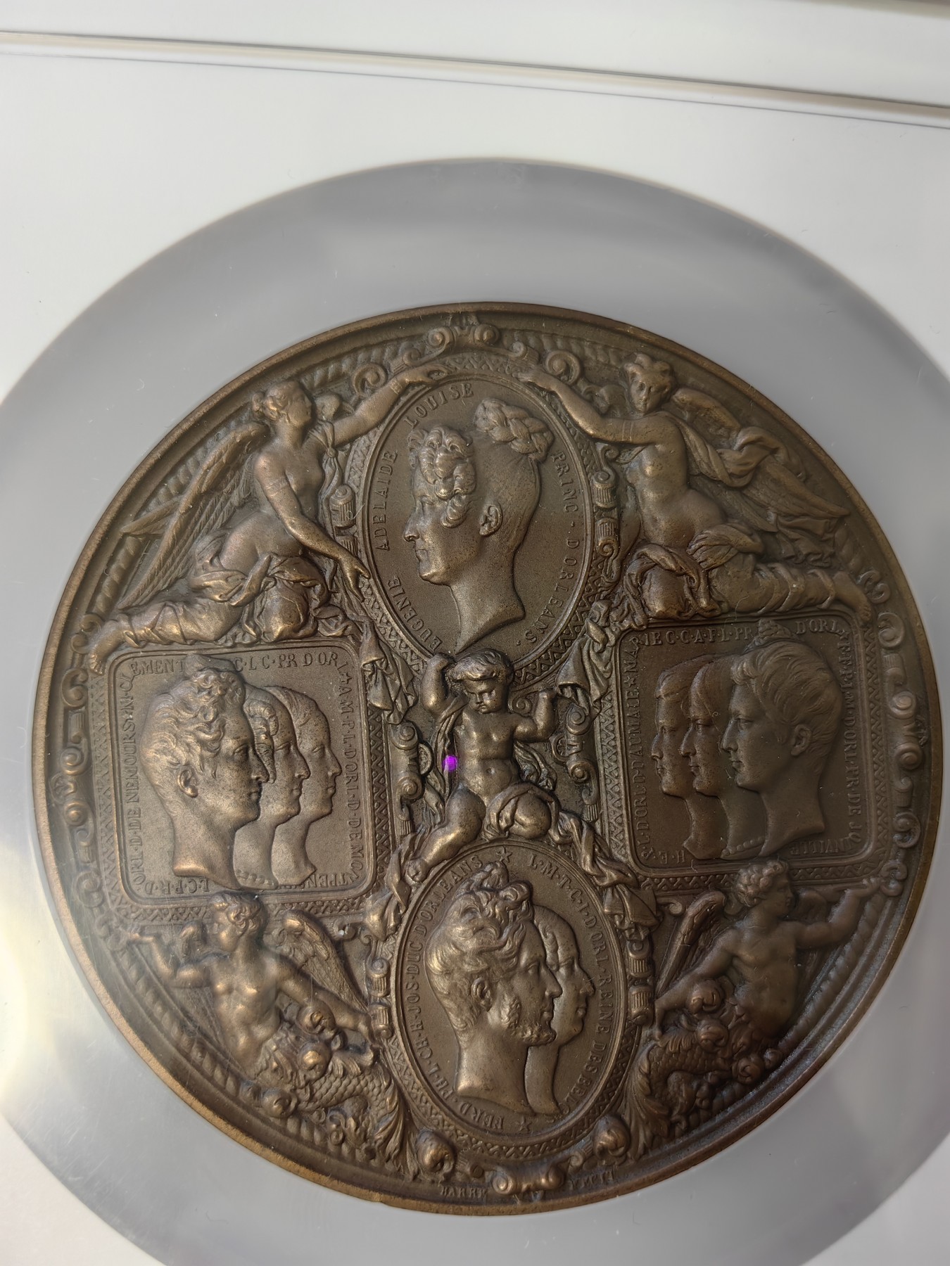 橡树集藏-006场 海纳百川 NGC-MS66BN 1833年法国国王路易菲利普皇室全家访问造币厂铜章，巴洛克风格章牌中的典范，去年10月一枚同分的丰饶角后铸在AW拍出1.5W RMB。超高浮雕加厚盒子，华丽盛大。