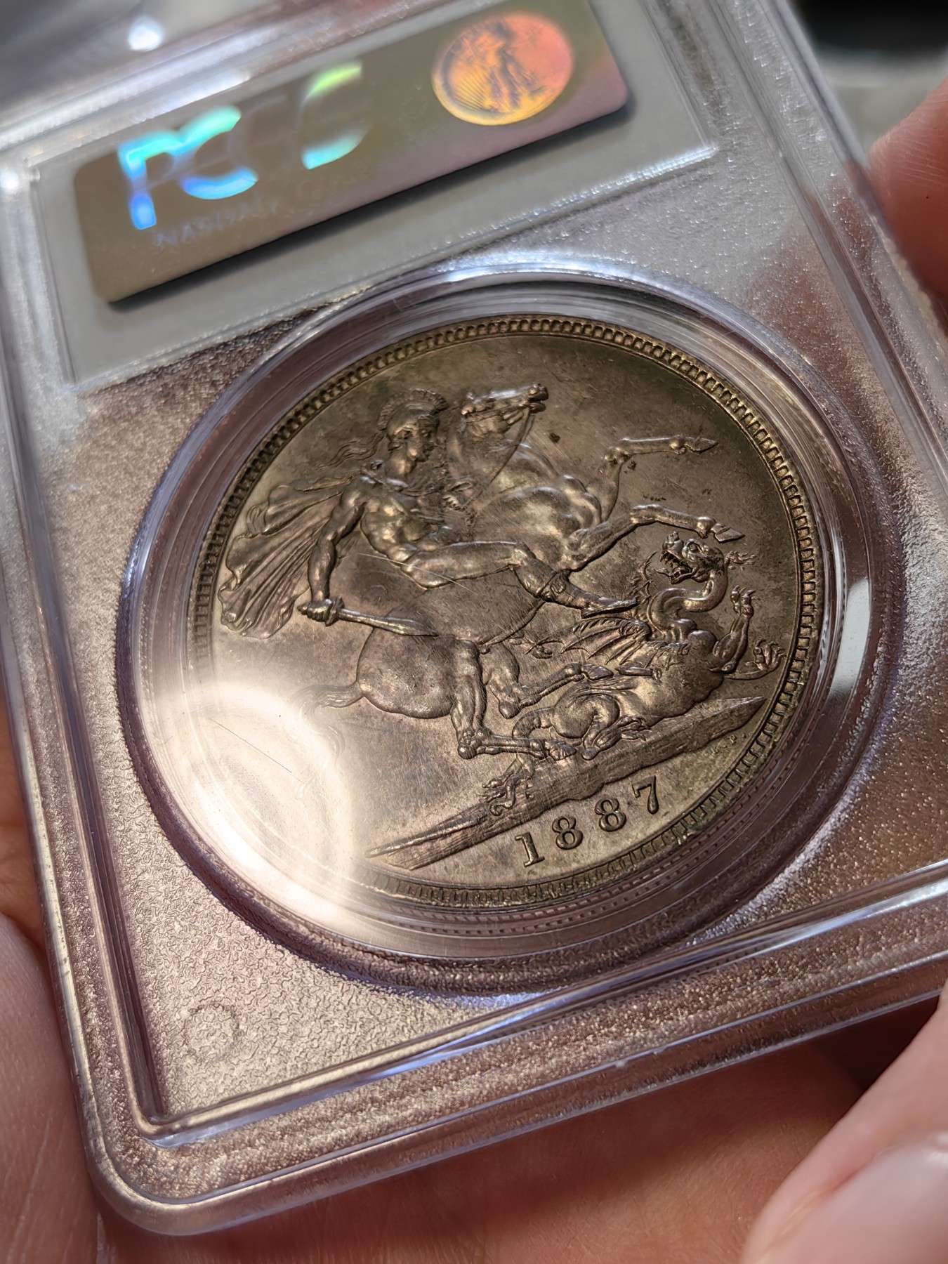 橡树集藏-006场 海纳百川 pcgs-ms64 1887年英国维多利亚高冠克朗马剑 经典品种 双面老包浆 洋红色点缀 实物状态一流 pc早期老盒 状态非常舒服 没有短板的及格64马剑克朗 自藏好品