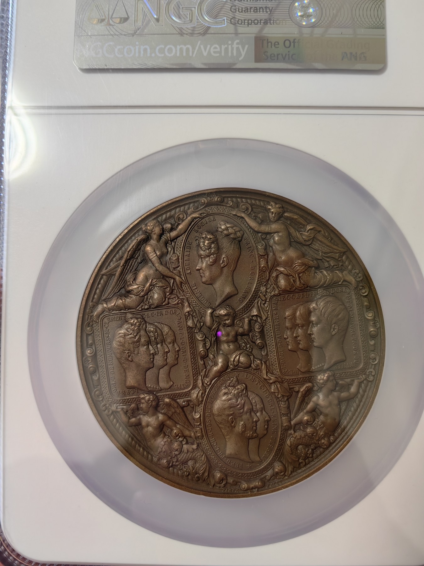 橡树集藏-006场 海纳百川 NGC-MS66BN 1833年法国国王路易菲利普皇室全家访问造币厂铜章，巴洛克风格章牌中的典范，去年10月一枚同分的丰饶角后铸在AW拍出1.5W RMB。超高浮雕加厚盒子，华丽盛大。