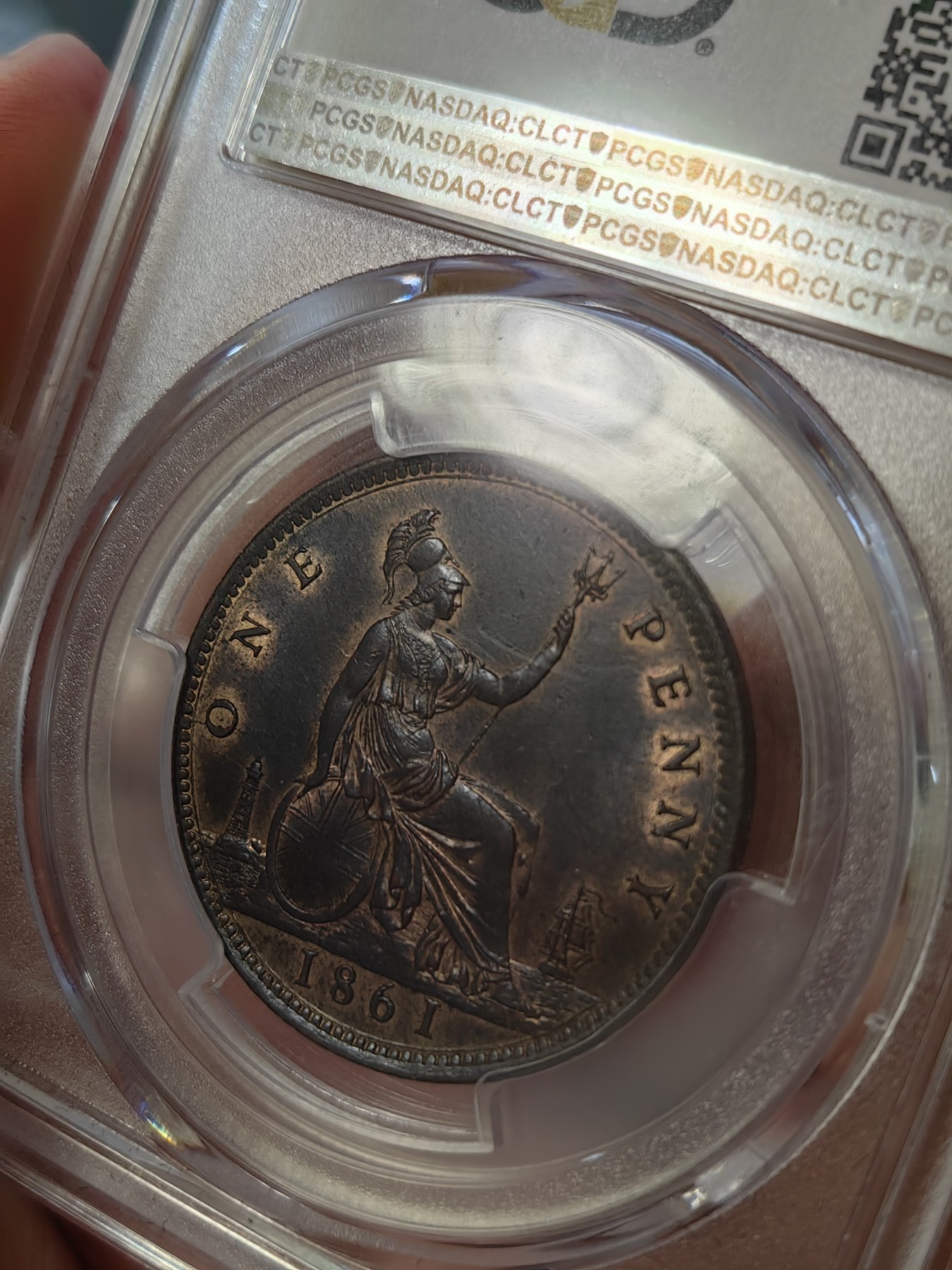 橡树集藏-006场 海纳百川 pcgs Ms64bn，1861年英国小维便士，鎏金彩包浆。顶级品。 实物观感极佳，小维的中年形象，雍容华贵。 这枚奇特的轮廓金彩，使她在视觉上脱颖而出。2012年n64，ha拍卖价2400元。