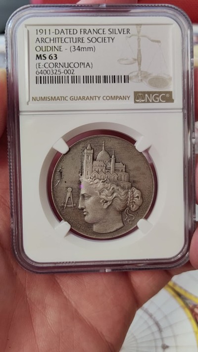 橡树集藏-006场 海纳百川 ngc-Ms63 1911年法国银章 建筑设计师协会 乌迪内作品 冠军分 智慧女神头顶修道院 上面还有十字架 细节爆表 高浮雕实物极美 丰饶角银标 灰彩包浆好状态 明显低评