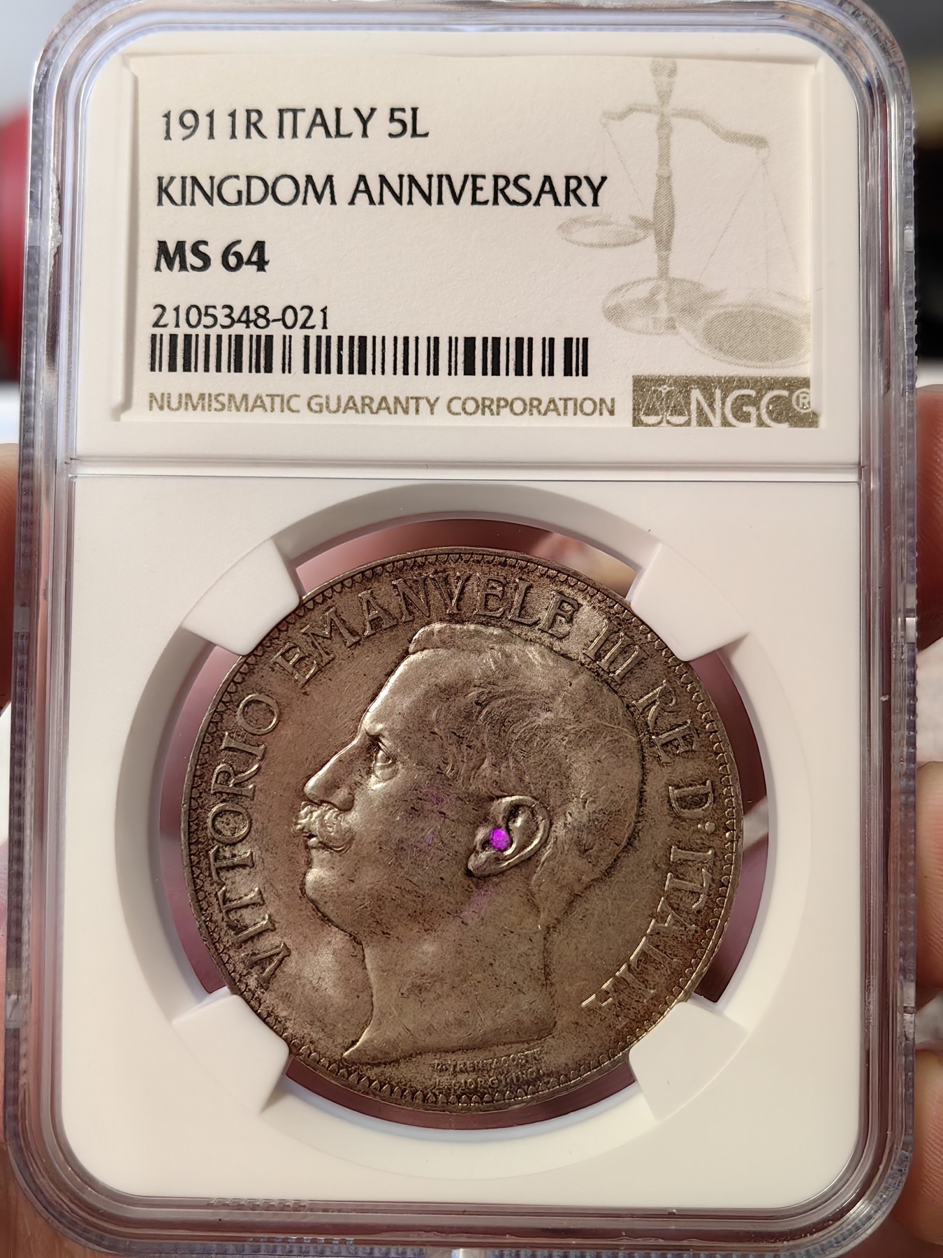 橡树集藏-006场 海纳百川 ngc-ms64 1911年意大利建国5里拉大银币 打制优异 浮雕完好 整体状态相当不错 币圈大托奶  罗马厂内部评选最美设计 正面为埃马努埃莱三世，意大利国王。背面图案为代表古罗马的士兵和代表现代意大利的女神，以及象征工农业繁荣的轮船、犁铧和花环。背面情景指的是古罗马向现代罗马——意大利递送地球，象征治世权力的传承～币的边铭，刻有双环八字结，代表爱的意思，萨伏伊王室常用。