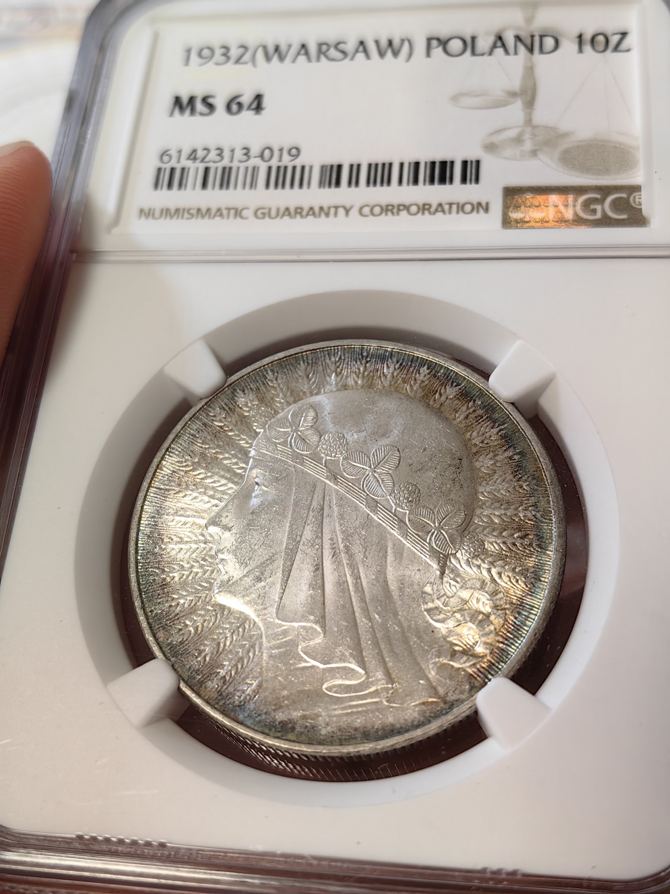 橡树集藏-006场 海纳百川 ngc-Ms64 1932年波兰10兹罗提大银币 雅德维加女皇  亚军分，上面只有一个65，究极难找的高分品种，可遇不可求。此枚的彩色包浆绝美，同分中的top～  64分极为难得，顶级状态，炫彩包浆，实物绝美。强车轮流银霜光，大美人一个，人称波兰尼姑头。雅德维加是波兰国王和立陶宛公爵夫人，出身于安茹-西西里王朝，圣雅德维加。25岁便英年早逝，最美的年华，Young Lady Queen～