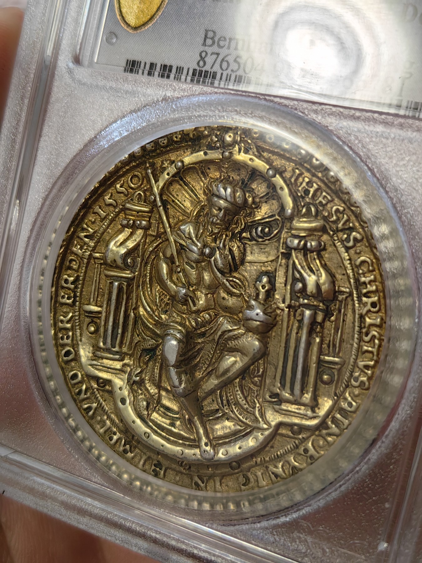 橡树集藏-006场 海纳百川 pcgs-sp genniue 1550年神圣罗马帝国银章 查理五世（西班牙查理一世）/耶稣基督铸造镀金银质奖章  正面：耶稣基督，身穿长袍，坐在华丽宝座的右侧，手持剑和宝珠。背面：查理，身着长袍，披着斗篷，头戴王冠，面朝华丽的王座而坐，手持宝剑和宝珠。为了强化君权神授的理念。四百多年的历史文物章，老精稀可遇不可求。高浮雕加厚盒。