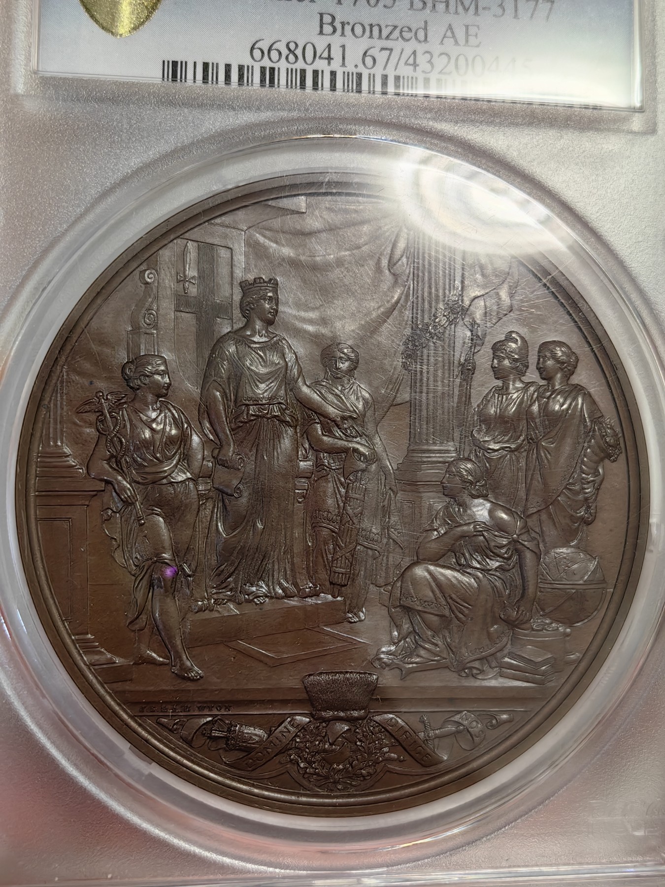 橡树集藏-006场 海纳百川 pcgs-sp67！ 1884年英国伦敦金融城系列 大不列颠市政厅铜牌新议会厅开幕，伦敦造币厂。作者：JS & AB Wyon。直径：77毫米。正面：伦迪尼亚，商业和治安法官出席，向她的议会发表讲话；背面：市政厅内景。这种高度复杂的反向设计显示出令人难以置信的雄伟，是任何大教堂和建筑相关奖牌的高级收藏者的必备品。丰富的红棕色表面，具有巨大的光泽度，令人叹为观止。附带原盒，插销损坏。