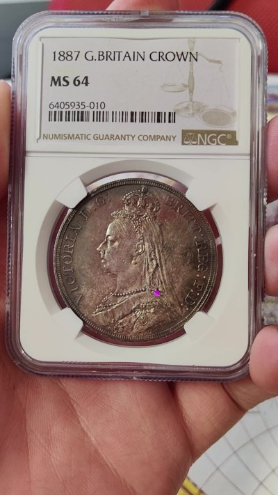 橡树集藏-006场 海纳百川 ngc-Ms64 1887年英国维多利亚高冠马剑克朗 双面通体均匀黑彩浓郁包浆 打制底板一流 实物绝美 裸币送评 高分不易 大热门品种