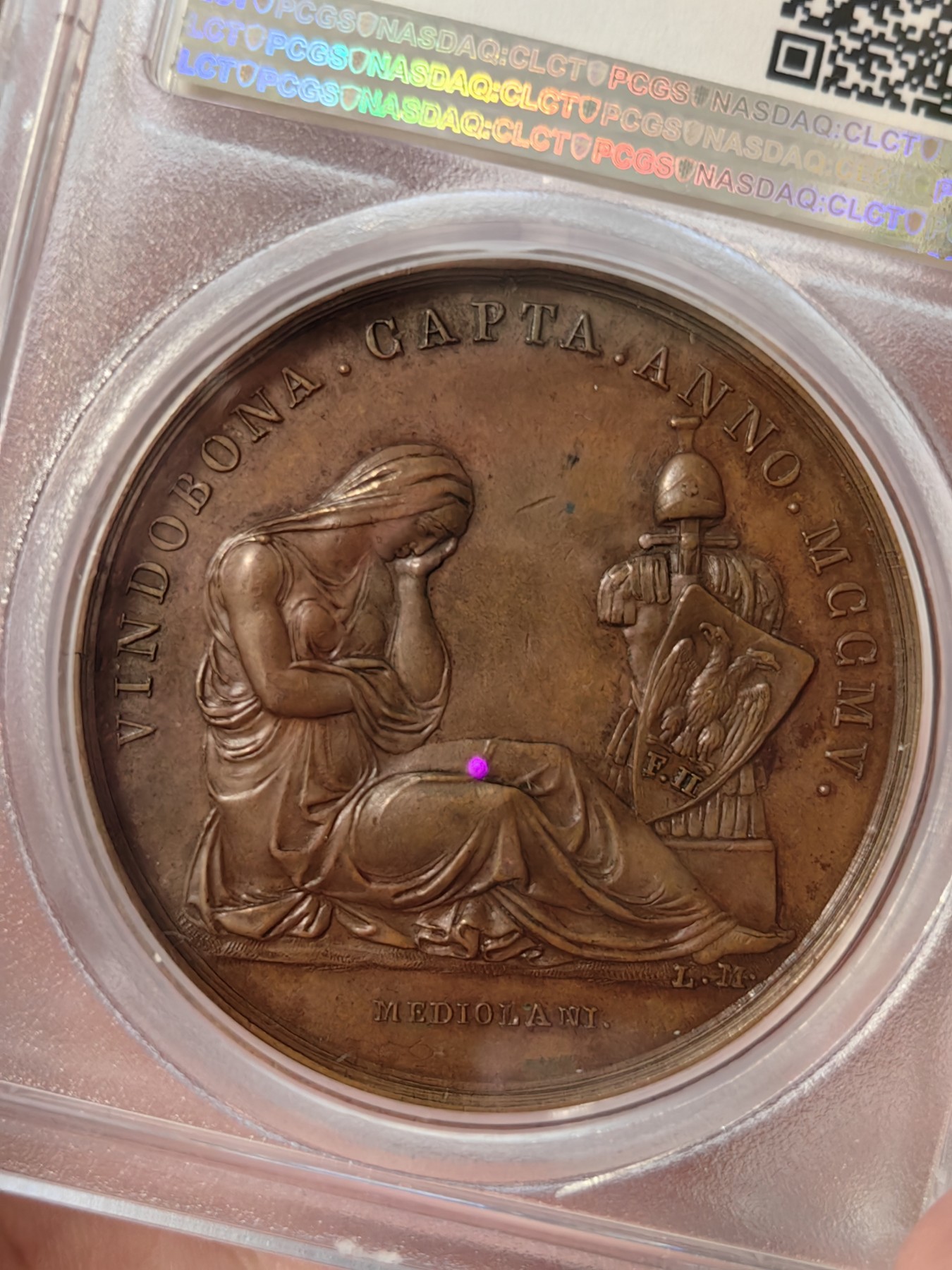 橡树集藏-006场 海纳百川 1805年法国拿破仑一世铜样章，pcgs-SP63。意大利米兰版本。数据库唯一亚军分，少见。攻占维也纳，原铸铜样章，42mm。超高浮雕加厚盒子，状态极佳，实物极美。正面:拿皇头戴月桂冠和柯林斯式头盔装饰有鹰和霹雳，冠饰蛇。背面:奥地利维也纳女神因首都被法军攻占，神情哀伤，有一种征服的快感。法兰西帝国拿破仑大帝的辉煌岁月，横扫欧洲。Vive La France！
