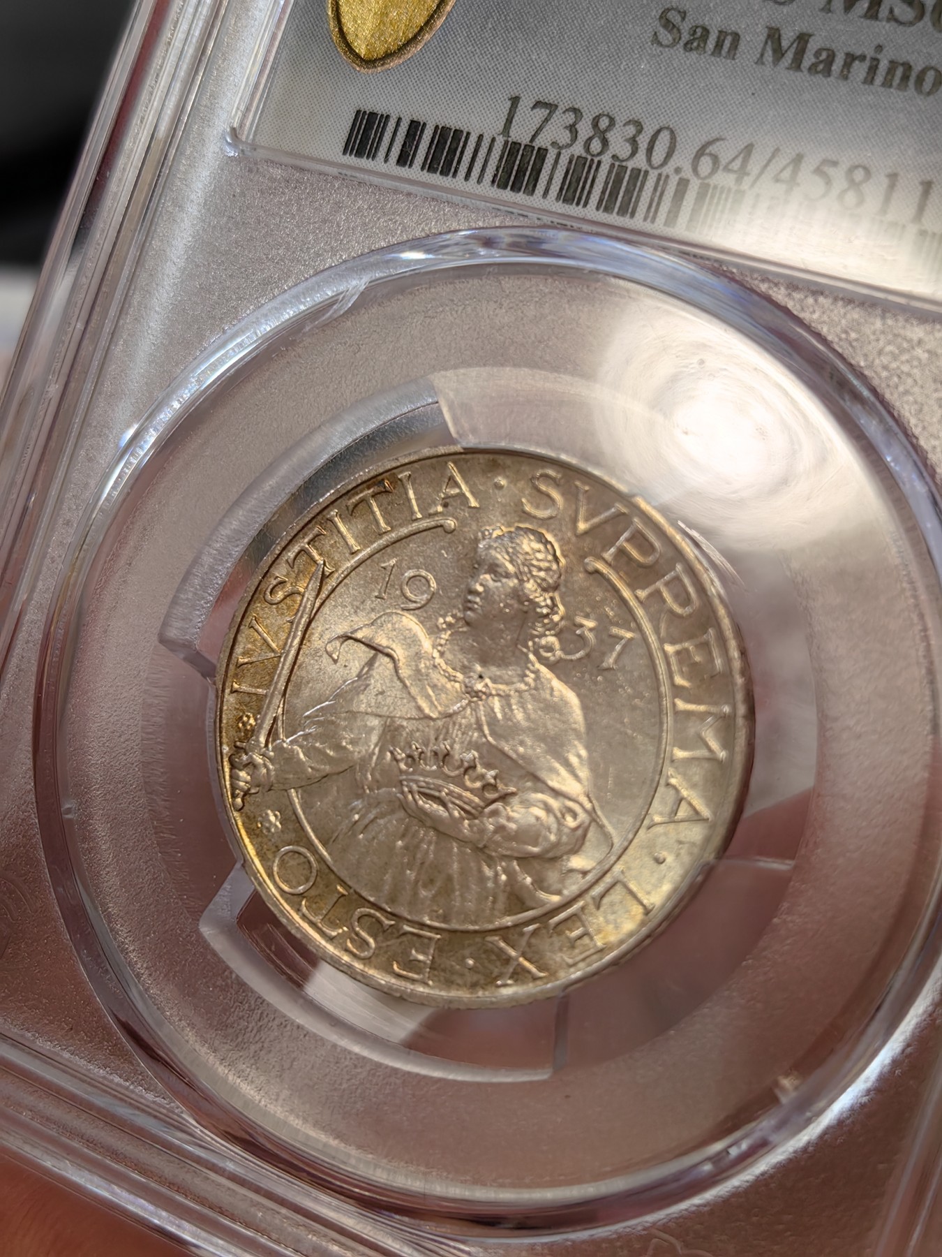 橡树集藏-006场 海纳百川 pcgs-ms64 1937年圣马力诺10里拉银币 持剑圣女手托皇冠，英姿飒爽，打制压印十足，黄油包浆转光美丽，赏心悦目。热门女神题材，不可多得。