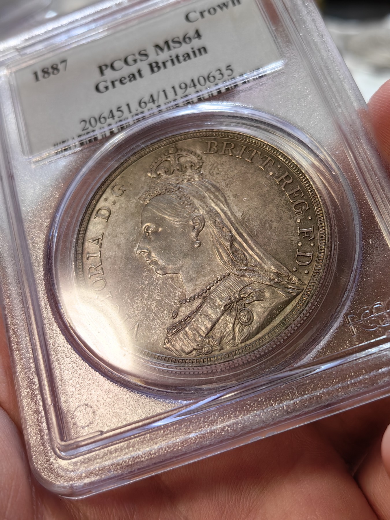 橡树集藏-006场 海纳百川 pcgs-ms64 1887年英国维多利亚高冠克朗马剑 经典品种 双面老包浆 洋红色点缀 实物状态一流 pc早期老盒 状态非常舒服 没有短板的及格64马剑克朗 自藏好品