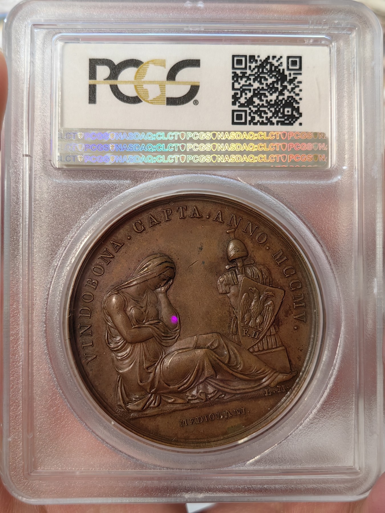 橡树集藏-006场 海纳百川 1805年法国拿破仑一世铜样章，pcgs-SP63。意大利米兰版本。数据库唯一亚军分，少见。攻占维也纳，原铸铜样章，42mm。超高浮雕加厚盒子，状态极佳，实物极美。正面:拿皇头戴月桂冠和柯林斯式头盔装饰有鹰和霹雳，冠饰蛇。背面:奥地利维也纳女神因首都被法军攻占，神情哀伤，有一种征服的快感。法兰西帝国拿破仑大帝的辉煌岁月，横扫欧洲。Vive La France！