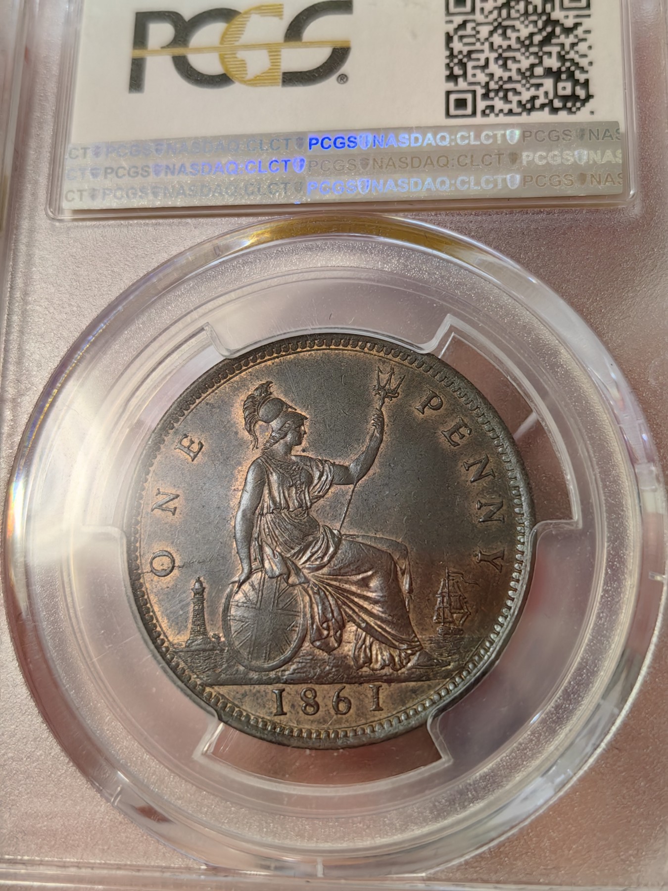 橡树集藏-006场 海纳百川 pcgs Ms64bn，1861年英国小维便士，鎏金彩包浆。顶级品。 实物观感极佳，小维的中年形象，雍容华贵。 这枚奇特的轮廓金彩，使她在视觉上脱颖而出。2012年n64，ha拍卖价2400元。