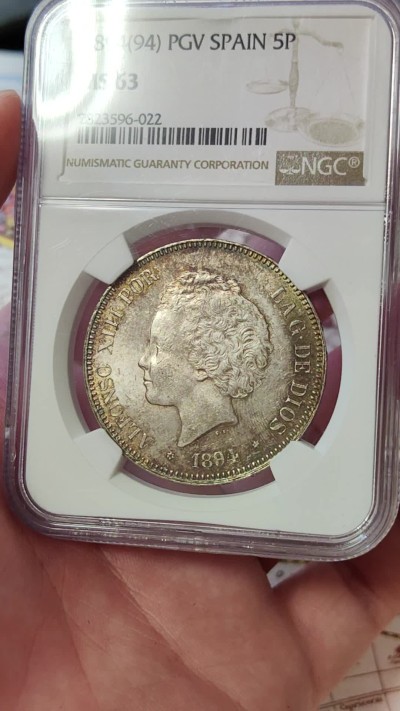 橡树集藏-006场 海纳百川 ngc-ms63 1894年西班牙5比塞塔双柱大银币 阿方索十三世 数据库亚军分 可爱的爆炸头男童 车轮原银霜光 欧陆黄油斑驳彩浆 流通币有此品相 实属不易 评级数量稀少 西班牙及西属钱币涨幅明显 大热门品种