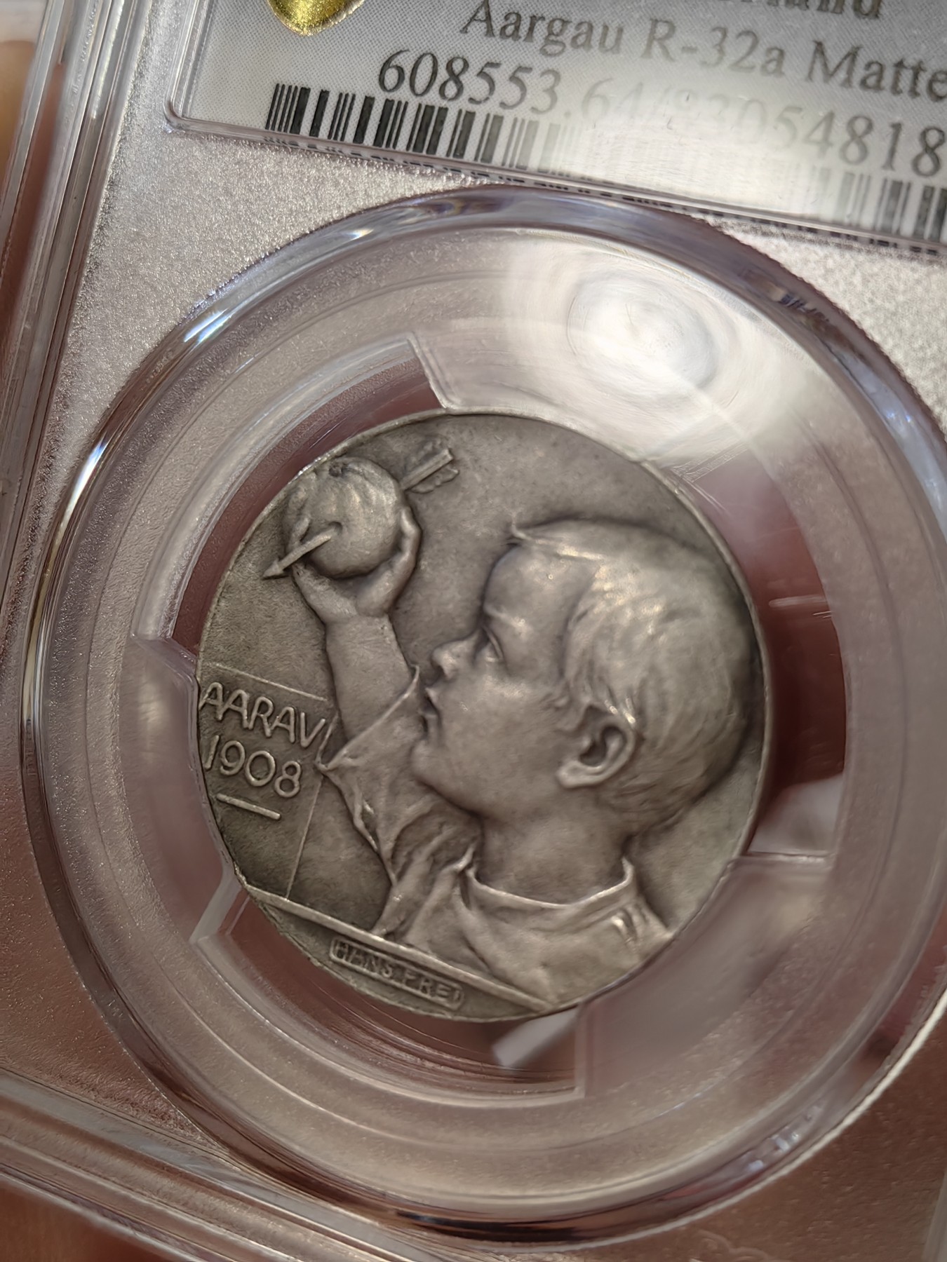 橡树集藏-006场 海纳百川 PCGS-sp64 1908年瑞士阿尔高州阿劳射击节 正面：风格化的鹰面向左，右爪握着阿尔高之盾；背面：威廉泰尔的小儿子，面向左侧，高举着被箭刺穿的苹果。新兴现代主义风格的迷人奖章。在里克特书中被列为“稀有”。铸造量仅293枚。