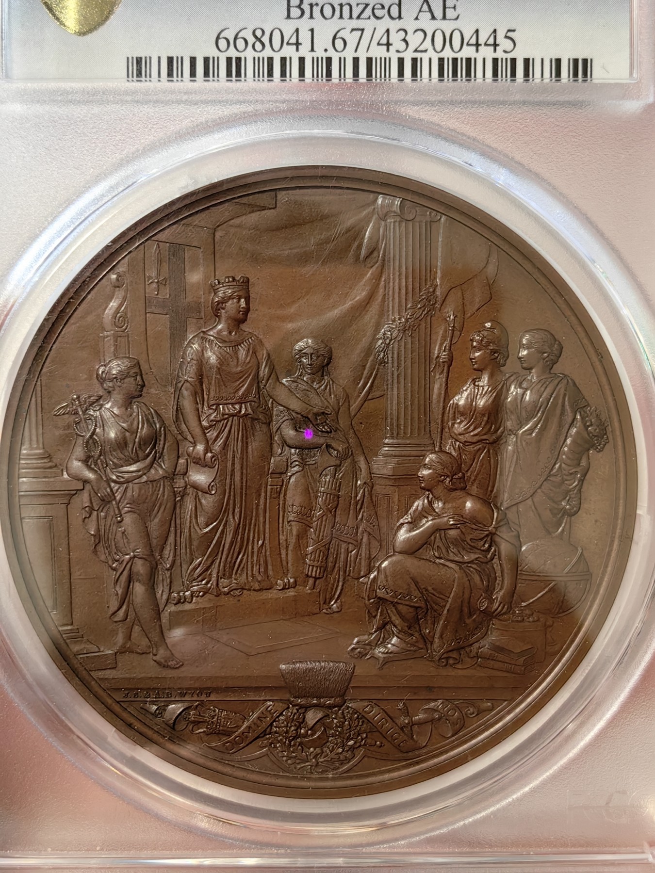 橡树集藏-006场 海纳百川 pcgs-sp67！ 1884年英国伦敦金融城系列 大不列颠市政厅铜牌新议会厅开幕，伦敦造币厂。作者：JS & AB Wyon。直径：77毫米。正面：伦迪尼亚，商业和治安法官出席，向她的议会发表讲话；背面：市政厅内景。这种高度复杂的反向设计显示出令人难以置信的雄伟，是任何大教堂和建筑相关奖牌的高级收藏者的必备品。丰富的红棕色表面，具有巨大的光泽度，令人叹为观止。附带原盒，插销损坏。