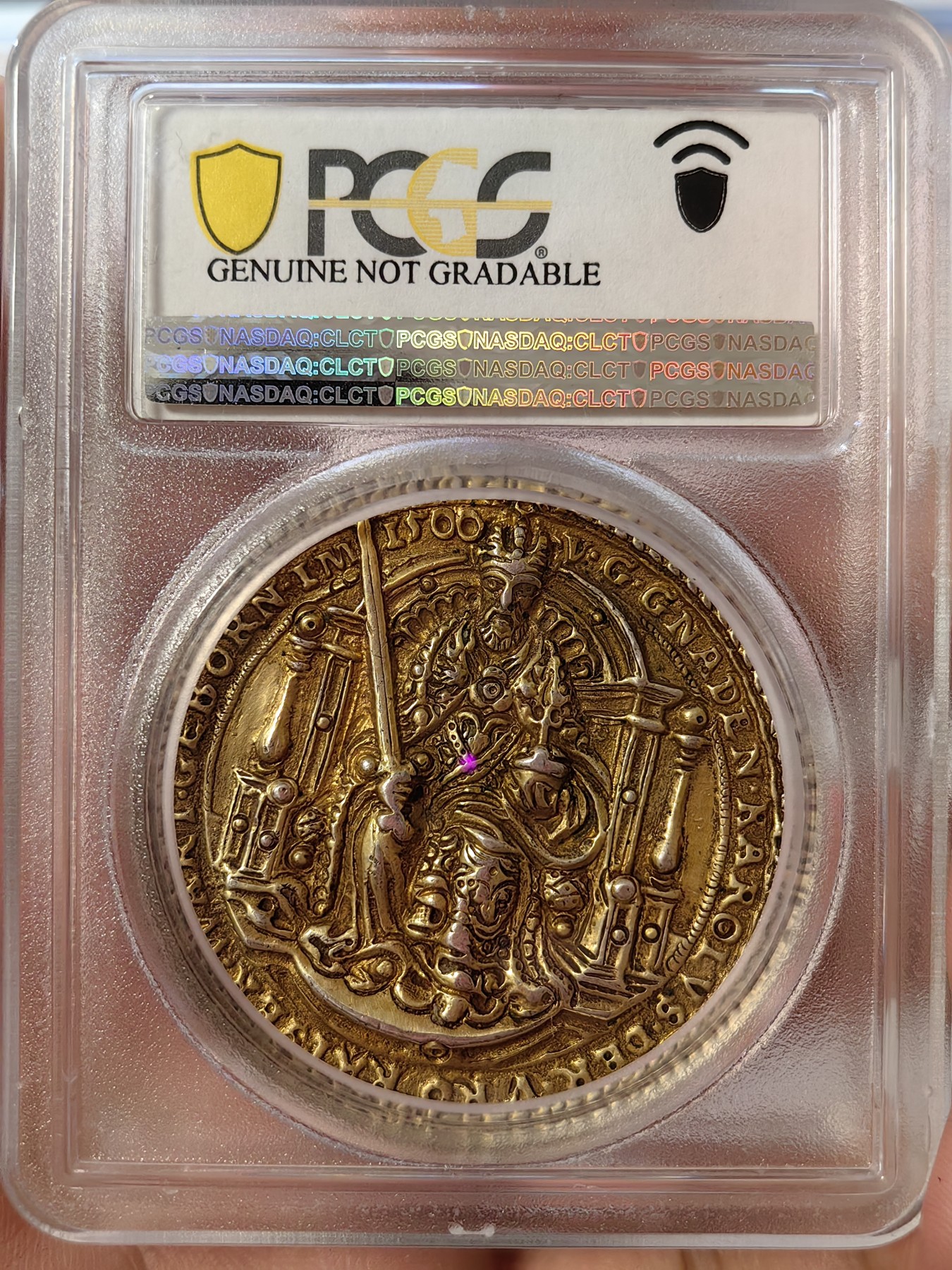 橡树集藏-006场 海纳百川 pcgs-sp genniue 1550年神圣罗马帝国银章 查理五世（西班牙查理一世）/耶稣基督铸造镀金银质奖章  正面：耶稣基督，身穿长袍，坐在华丽宝座的右侧，手持剑和宝珠。背面：查理，身着长袍，披着斗篷，头戴王冠，面朝华丽的王座而坐，手持宝剑和宝珠。为了强化君权神授的理念。四百多年的历史文物章，老精稀可遇不可求。高浮雕加厚盒。