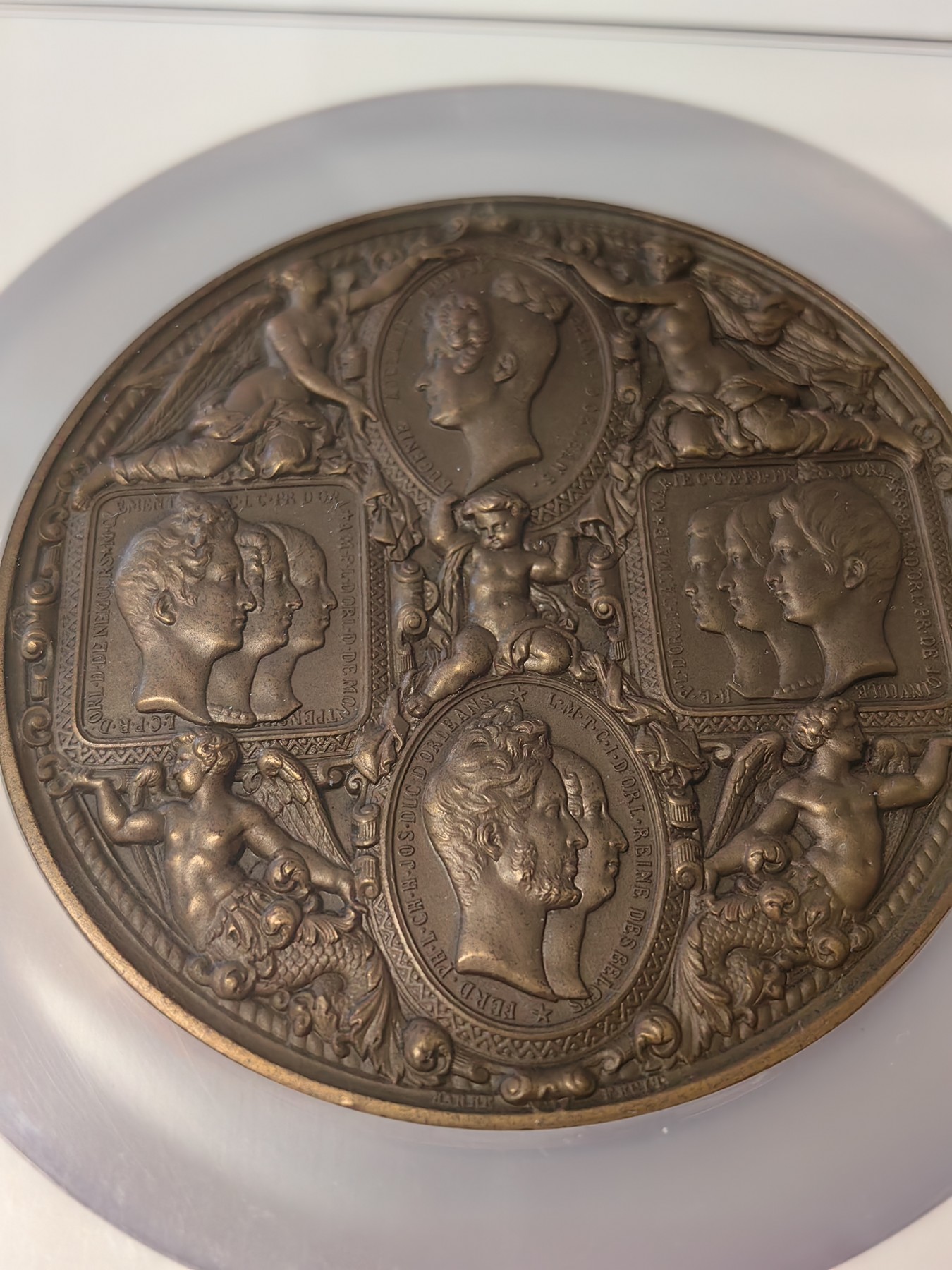 橡树集藏-006场 海纳百川 NGC-MS66BN 1833年法国国王路易菲利普皇室全家访问造币厂铜章，巴洛克风格章牌中的典范，去年10月一枚同分的丰饶角后铸在AW拍出1.5W RMB。超高浮雕加厚盒子，华丽盛大。