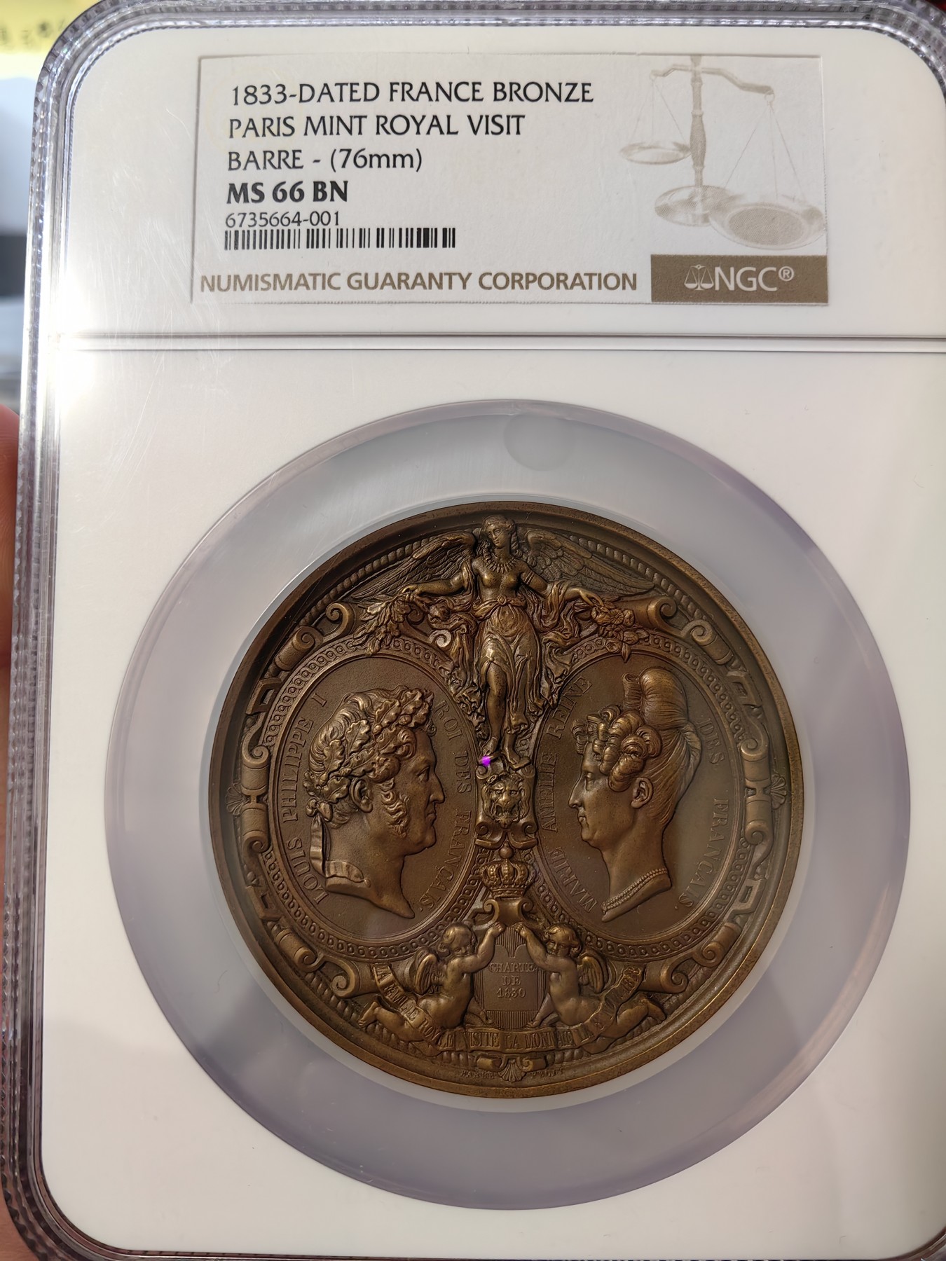 橡树集藏-006场 海纳百川 NGC-MS66BN 1833年法国国王路易菲利普皇室全家访问造币厂铜章，巴洛克风格章牌中的典范，去年10月一枚同分的丰饶角后铸在AW拍出1.5W RMB。超高浮雕加厚盒子，华丽盛大。