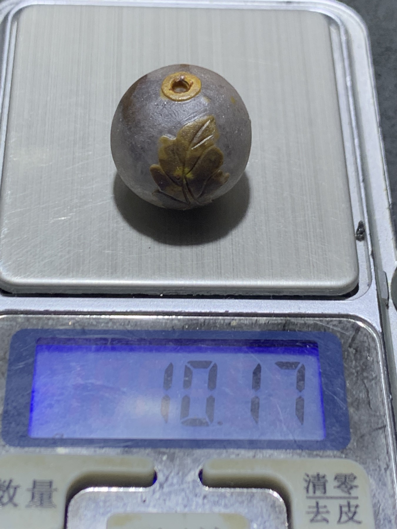 精美亚光冰飘糖心料战国红玛瑙手工俏色巧雕落叶珠一个，
