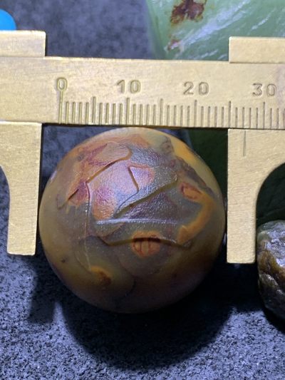 精美亚光战国红玛瑙手工雕刻仁字大圆珠一颗！ 精美亚光战国红玛瑙手工雕刻仁字大圆珠一颗！